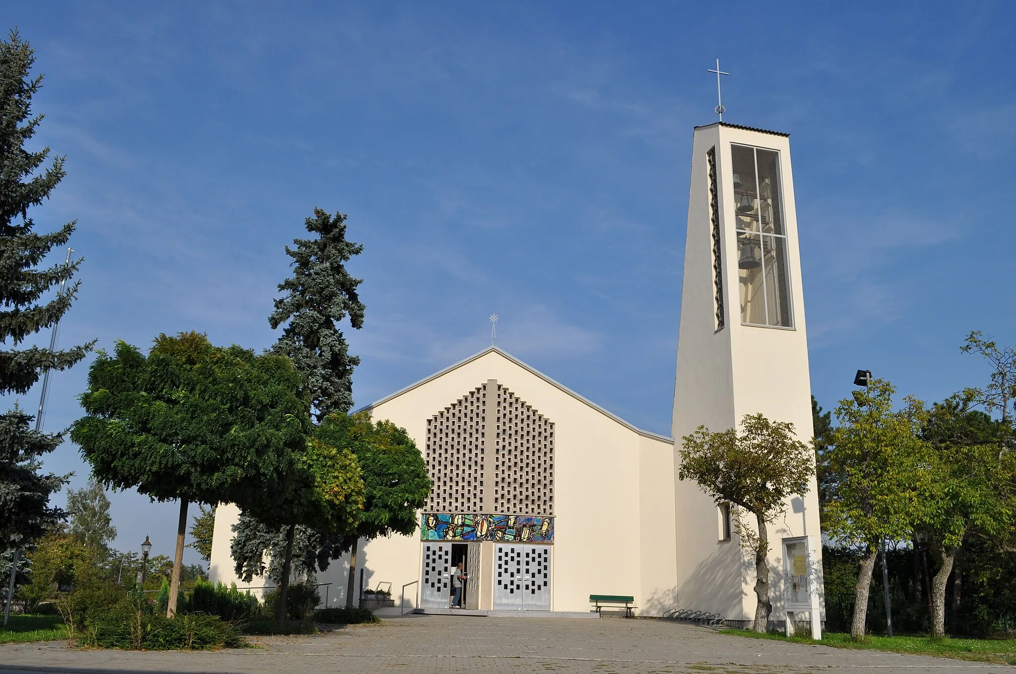 Photo showing: Kath. Pfarrkirche Unbefleckte Empfängnis in Felixdorf, Niederösterreich.