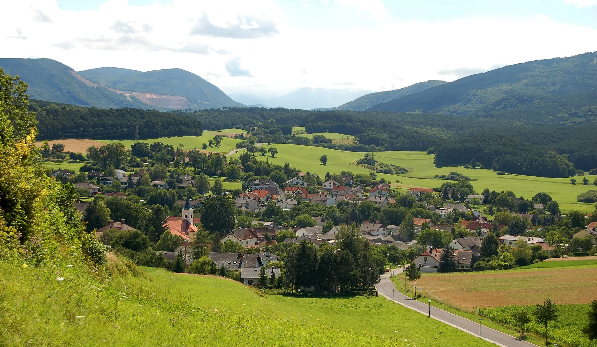 Photo showing: Hernstein, Lower Austria, as seen from Aigen.