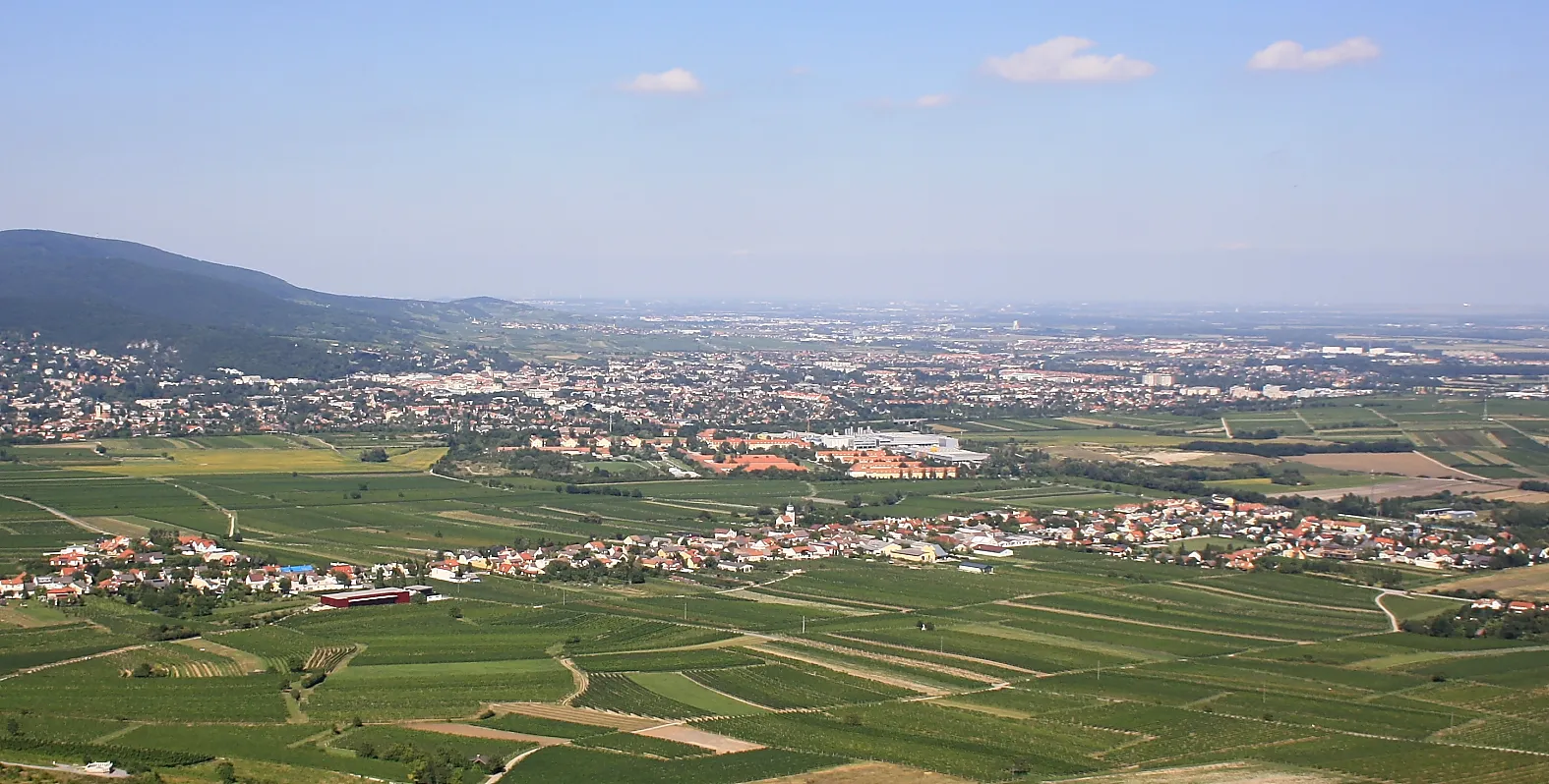 Photo showing: Im Vordergrund die niederösterreichische Gemeinde Sooß, in der Bildmitte der Gebäudekomplex der Martinek-Kaserne und im Hintergrund Baden bei Wien.