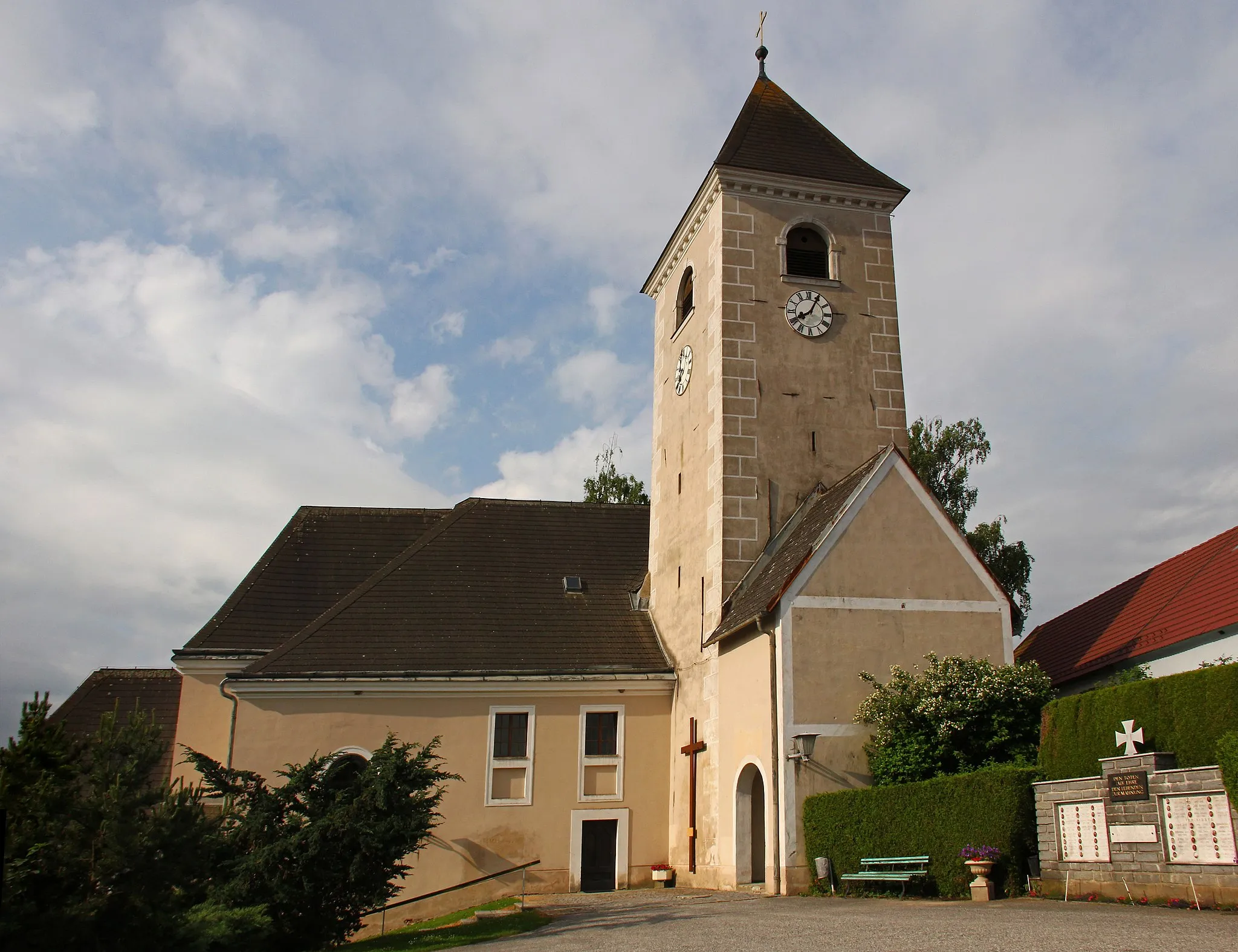 Photo showing: Die Pfarrkirche St. Anna, erhöht im Westen über dem Ort am Anstieg einer Geländestufe gelegen, ist von der Mauer des ehemaligen Friedhofs umgeben.