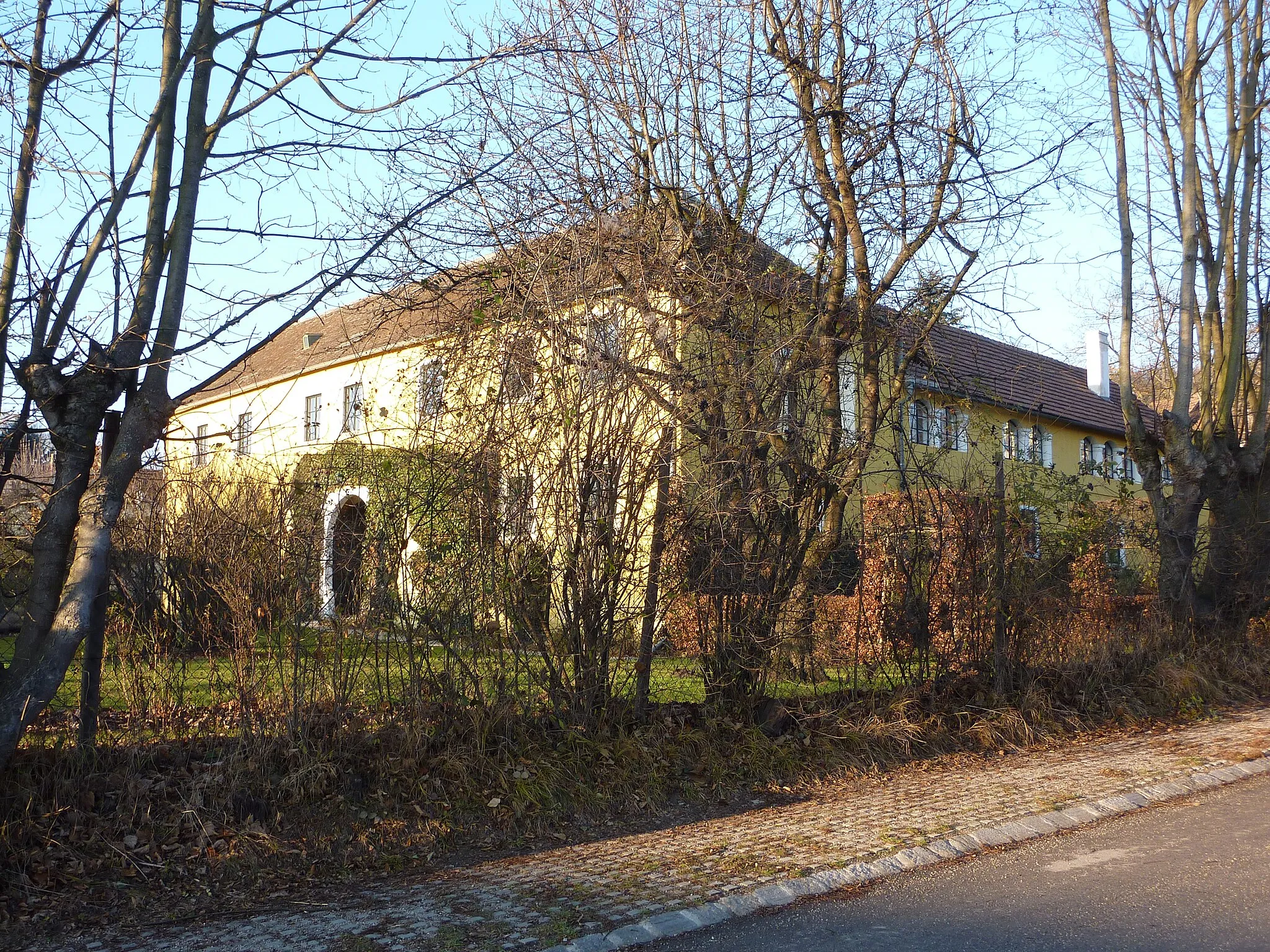 Photo showing: Wasserschloss in Wiedendorf, Schoßstraße 5, Straß im Straßertale, Niederösterreich

This media shows the protected monument with the number 33967 in Austria. (Commons, de, Wikidata)