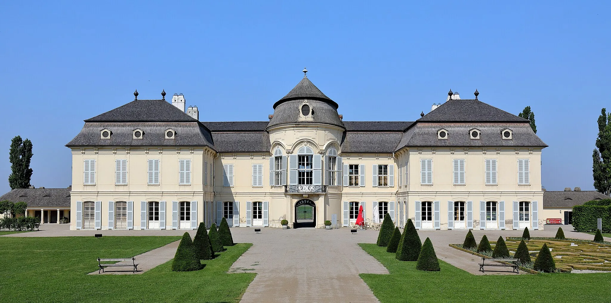 Photo showing: Ostansicht bzw. gartenseitige Fassade des Schlosses Niederweiden in der niederösterreichischen Marktgemeinde Engelhartstetten. Der Vorgängerbau wurde bei der 1. Türkenbelagerung zerstört. 1685 übernahm Ernst Rüdiger von Starhemberg die Herrschaft und ließ unmittelbar neben der öde Veste durch Johann Bernhard Fischer von Erlach ein Lustschloss errichten. 1725 wurde das Schloss von Prinz Eugen von Savoyen erworben und später dann von Maria Theresia. Diese ließ das Schloss um 1765 durch den Hofarchitekten Nikolaus Pacassi umbauen. Dabei erhielt das Schloss im Wesentlichen sein heutiges Erscheinungsbild. Nach schweren Kriegsschäden 1945 und einem Brand 1956 begann man mit der Restaurierung und Rekonstruktion, die 1986 abgeschlossen wurde.