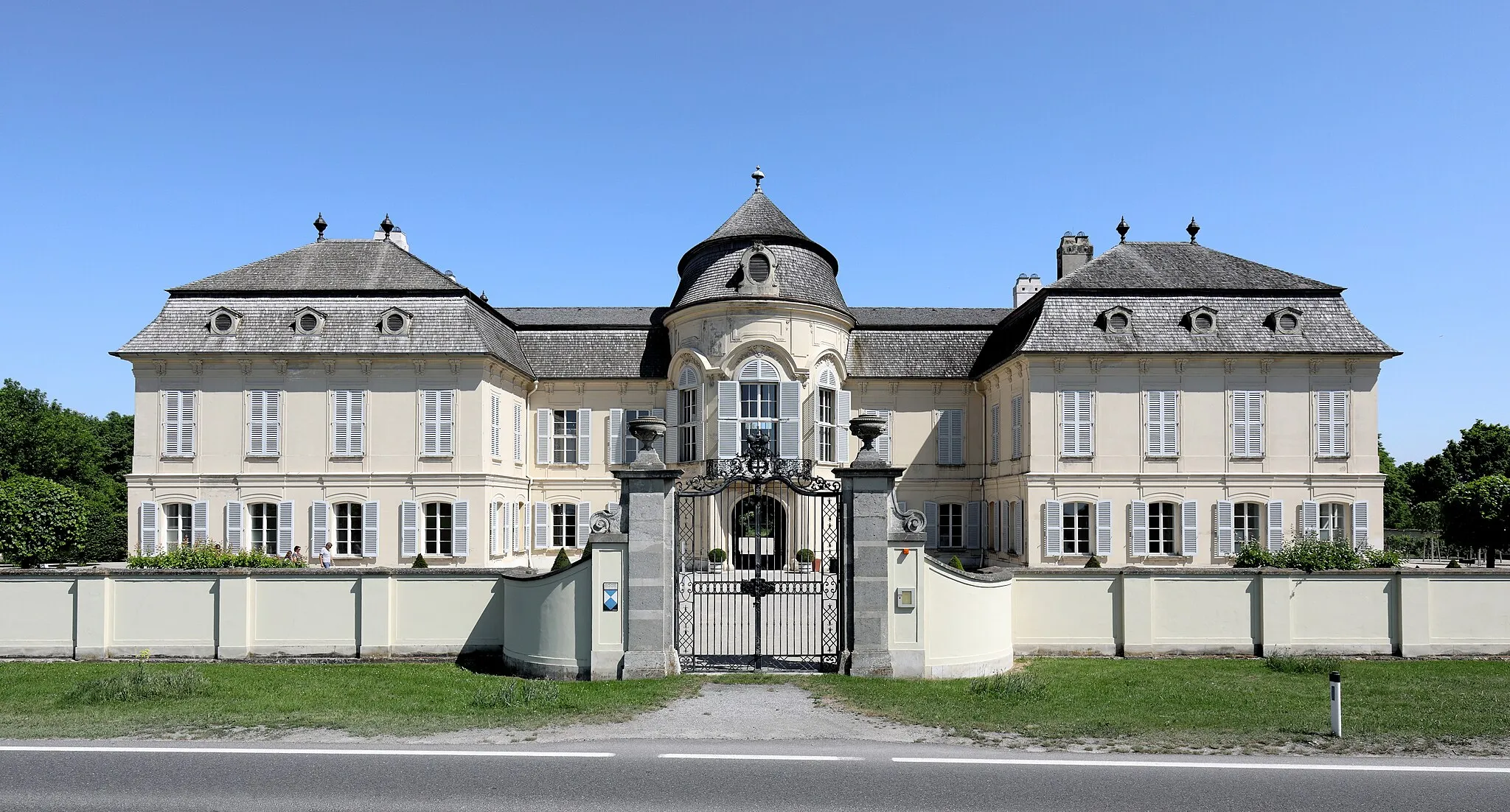 Photo showing: Westansicht bzw. straßenseitige Ansicht des Schlosses Niederweiden in der niederösterreichischen Marktgemeinde Engelhartstetten. Der Vorgängerbau wurde bei der 1. Türkenbelagerung zerstört. 1685 übernahm Ernst Rüdiger von Starhemberg die Herrschaft und ließ unmittelbar neben der öde Veste durch Johann Bernhard Fischer von Erlach ein Lustschloss errichten. 1725 wurde das Schloss von Prinz Eugen von Savoyen erworben und später dann von Maria Theresia. Diese ließ das Schloss um 1765 durch den Hofarchitekten Nikolaus Pacassi umbauen. Dabei erhielt das Schloss im Wesentlichen sein heutiges Erscheinungsbild. Nach schweren Kriegsschäden 1945 und einem Brand 1956 begann man mit der Restaurierung und Rekonstruktion, die 1986 abgeschlossen wurde.