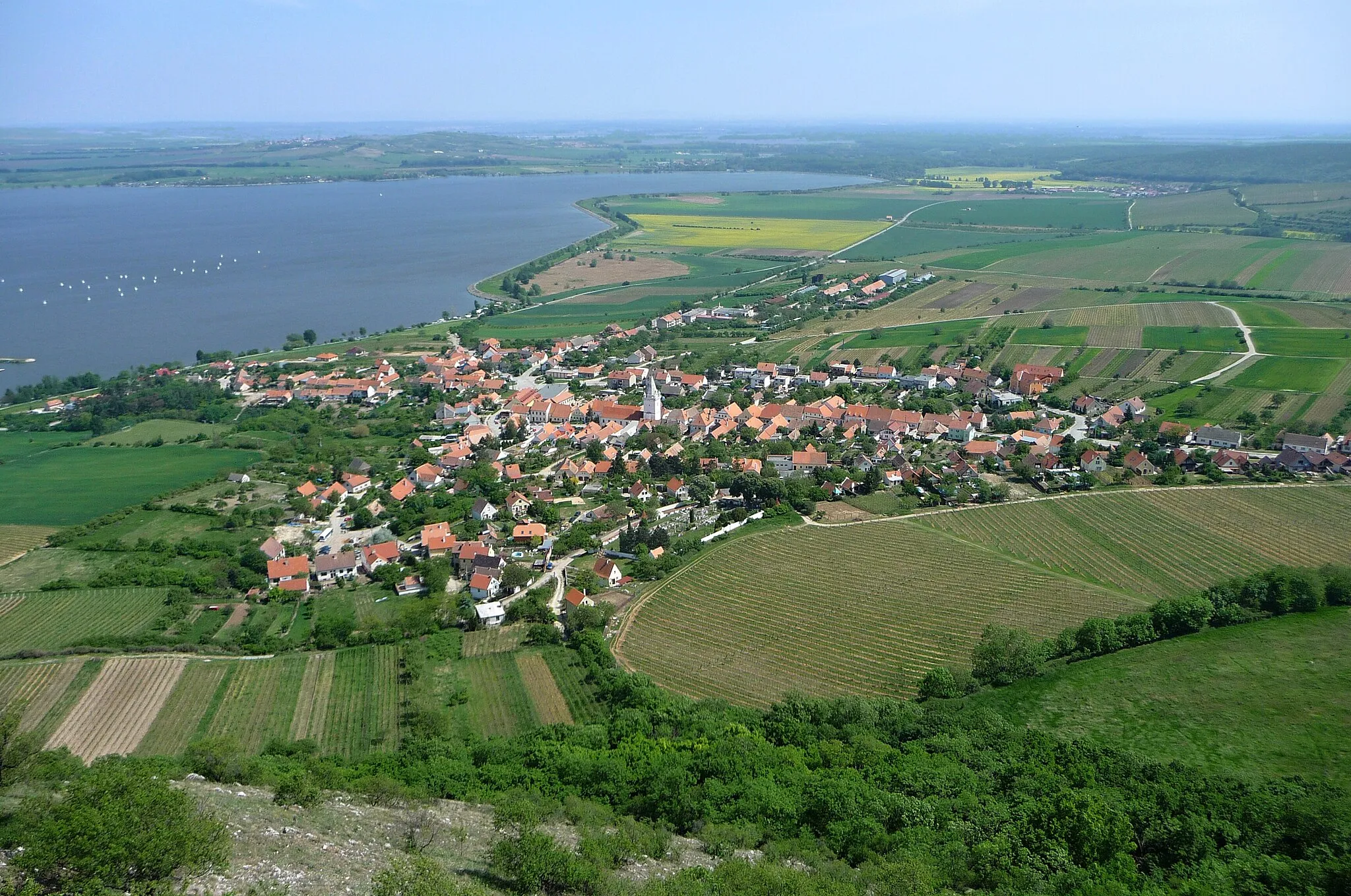 Photo showing: View on Pavlov from the Dívčí hrad (South Moravian Region, Czechia).