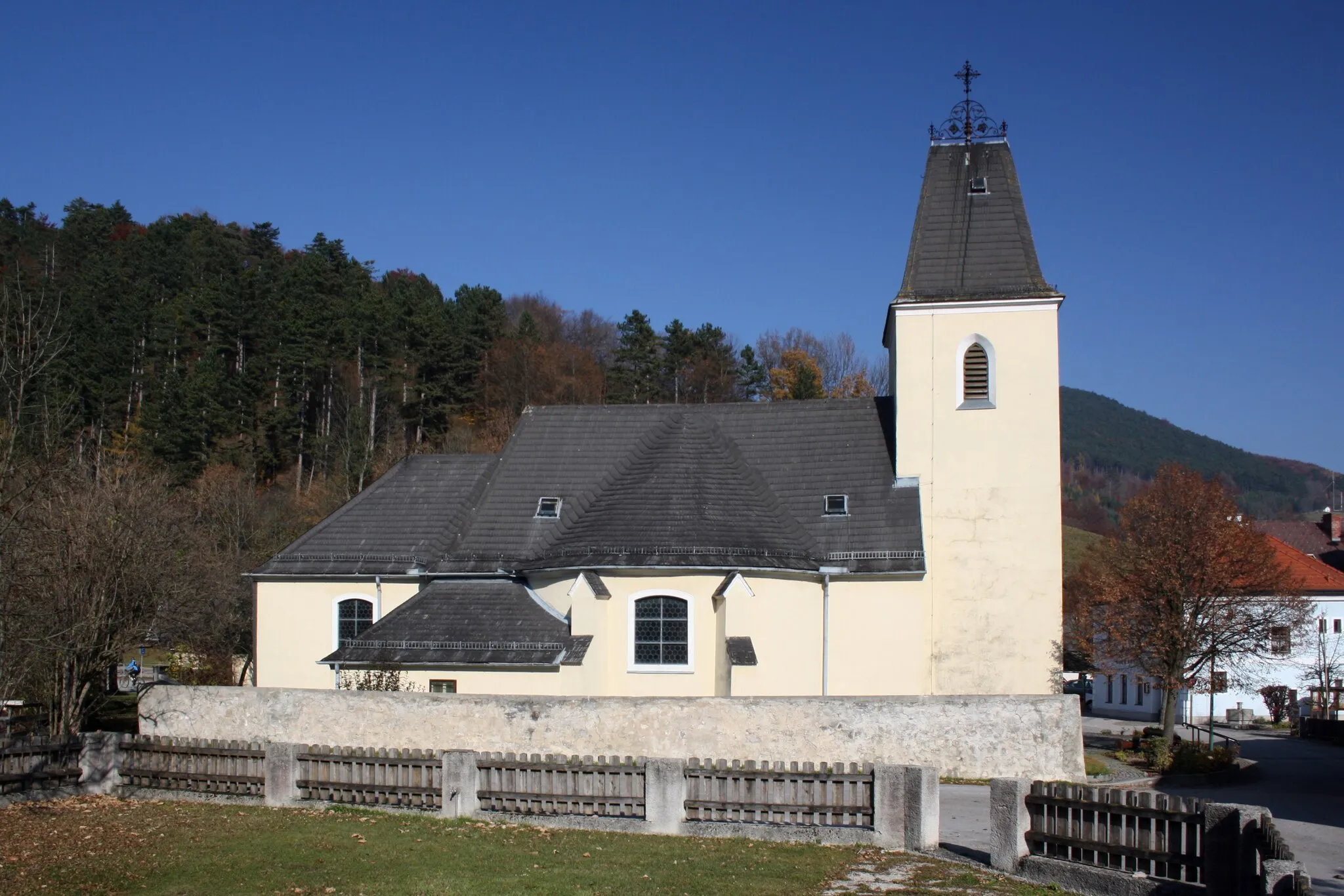 Photo showing: Südansicht der Pfarrkirche Maria Magdalena in der niederösterreichischen Gemeinde Furth an der Triesting