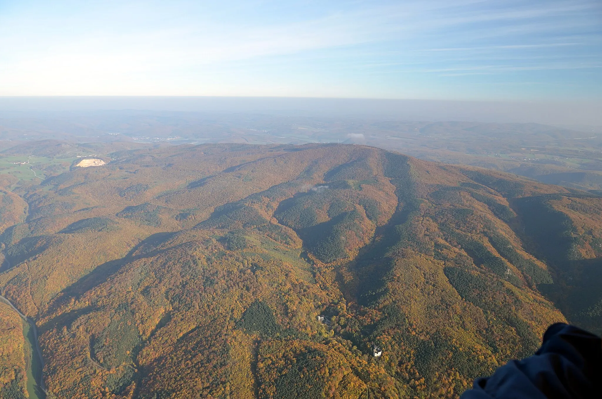 Photo showing: Hoher Lindkogel (834m) from hot air balloon. Heading north.