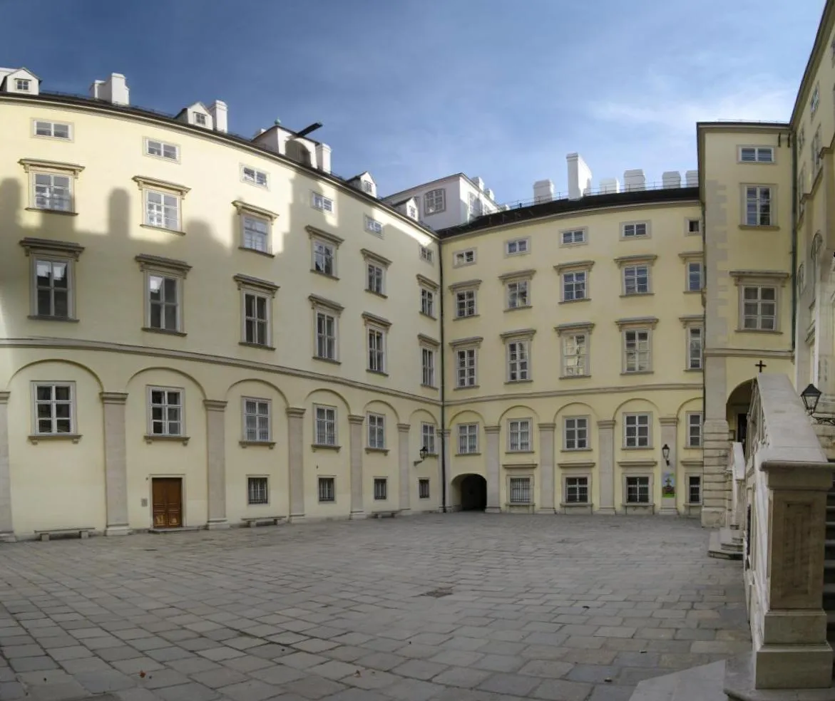 Photo showing: Panoramic view of the Schweizerhof, the oldest courtyard in the Hofburg palace in Vienna.

This media shows the protected monument with the number 20113 in Austria. (Commons, de, Wikidata)