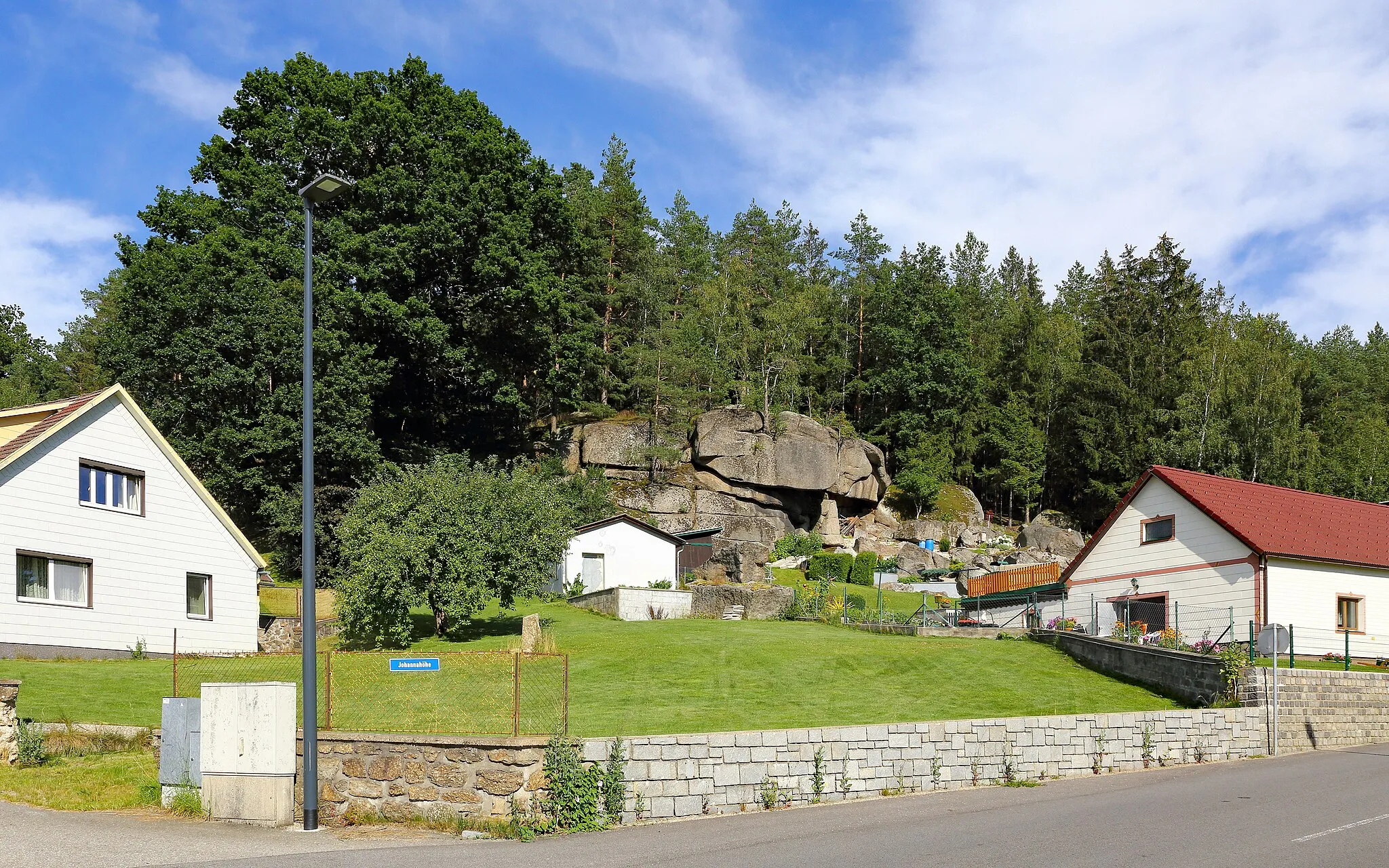 Photo showing: Die Johannahöhe ist eine 544 m hohe Erhebung mit stark zerklüfteten Granitblöcken an der Westflanke in Nondorf (Gemeinde Hoheneich, NÖ).