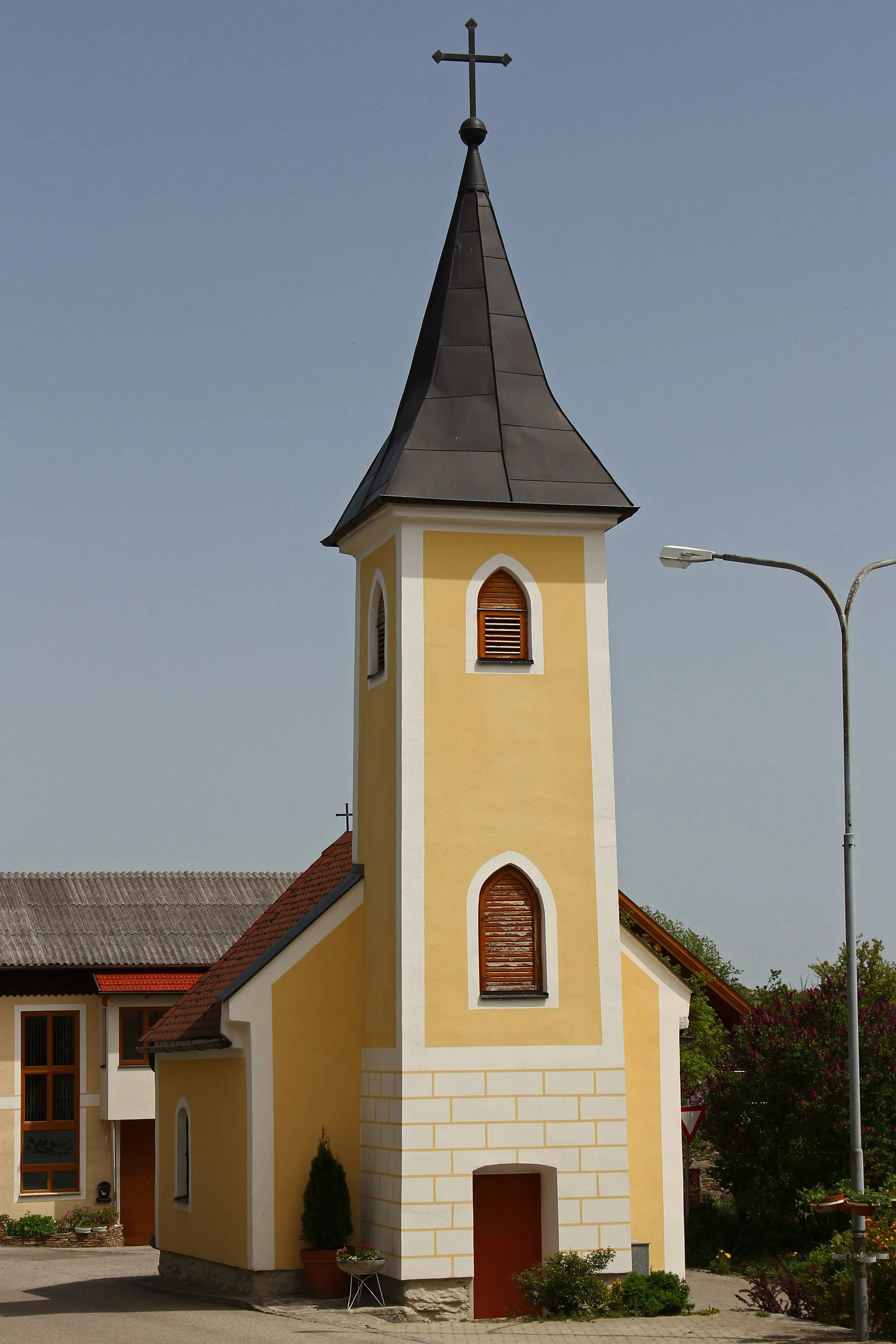 Photo showing: Dreifaltigkeitskapelle mit Rundschluss und vorgestelltem Turm mit Pyramidenhelm. Kleiner, barocker Altar aus dem 18. Jahrhundert. Spätgotische Figuren aus der zweiten Hälfte des 15.; spätbarocke Heiligenfiguren aus der zweiten Hälfte des 18. Jahrhunderts.