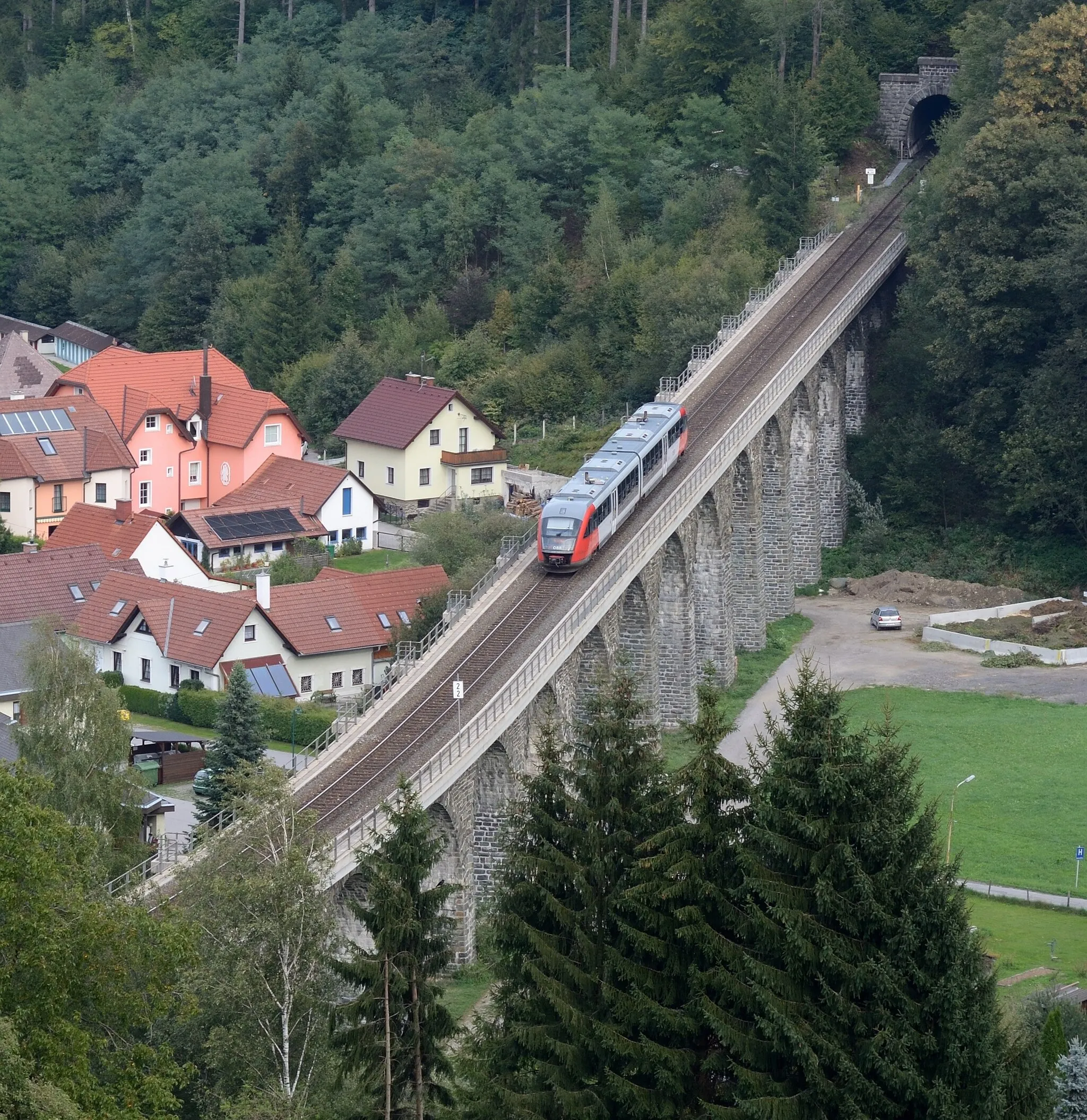 Photo showing: ÖBB 5022 at viaduct of more than 100 year old Wechselbahn, crossing the B54 road and joining Gerichtsbergtunnel and Sambergtunnel