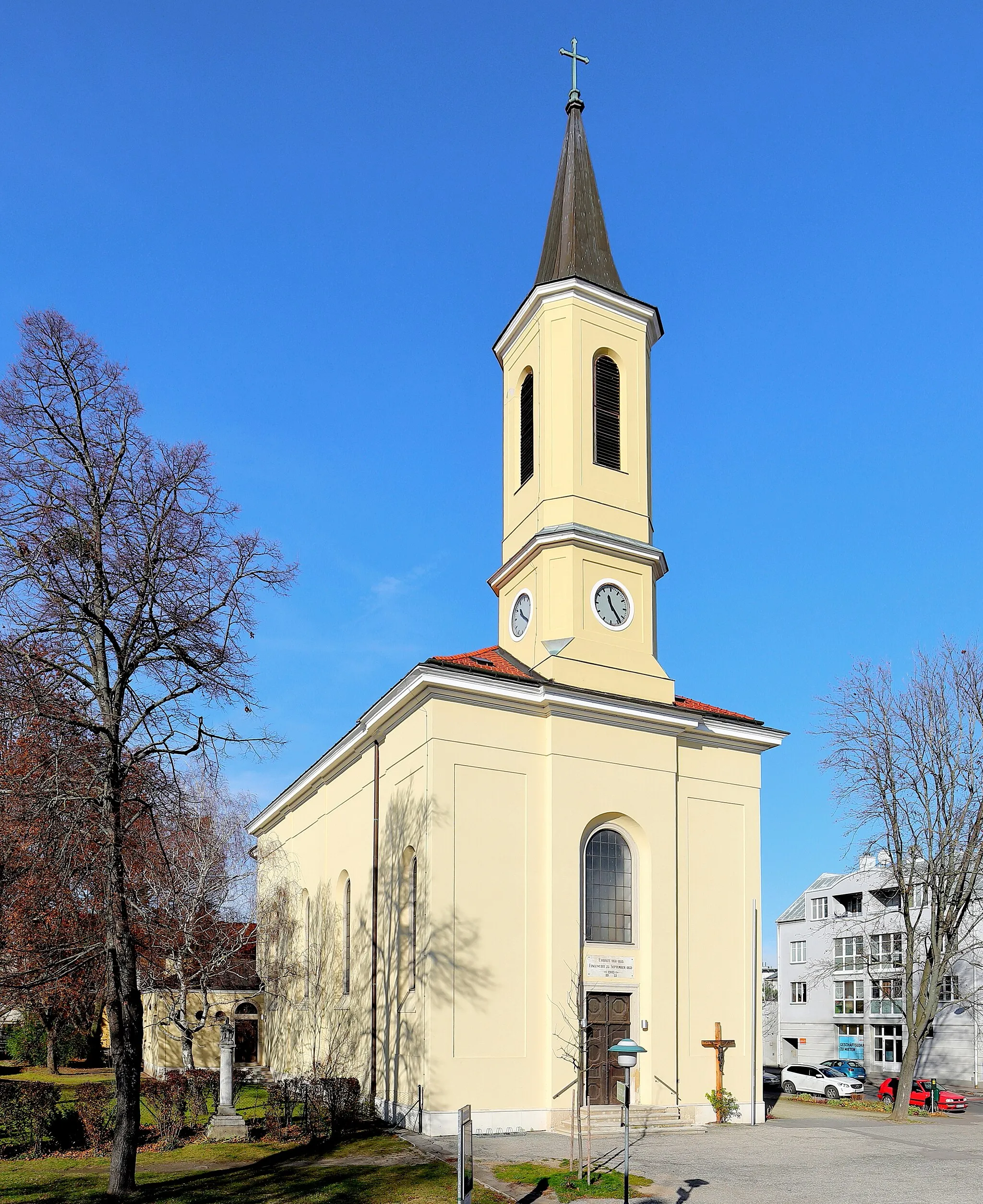 Photo showing: Südostansicht der röm.-kath. Pfarrkirche Maria Himmelfahrt in der niederösterreichischen Gemeinde Ebergassing. Die Saalkirche mit zweigeschossigem Fassadenturm und einem quadratischen Chorschluss wurde ab 1851 errichtet und am 25. September 1853 geweiht.