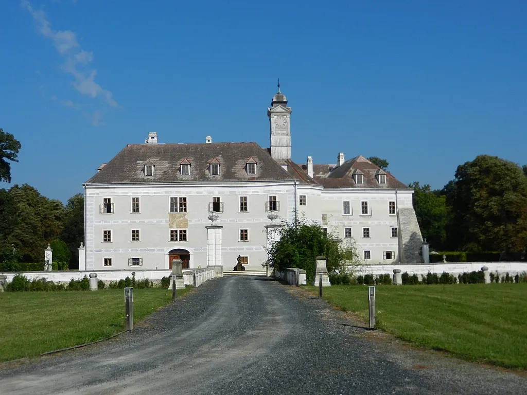 Photo showing: Das Schloss Ebergassing. Das Gelände ist der Öffentlichkeit nicht zugänglich. Besichtigungen sind nicht möglich. Die Aufnahme des Fotos wurde durch einen Bewohner freundlicherweise gestattet.