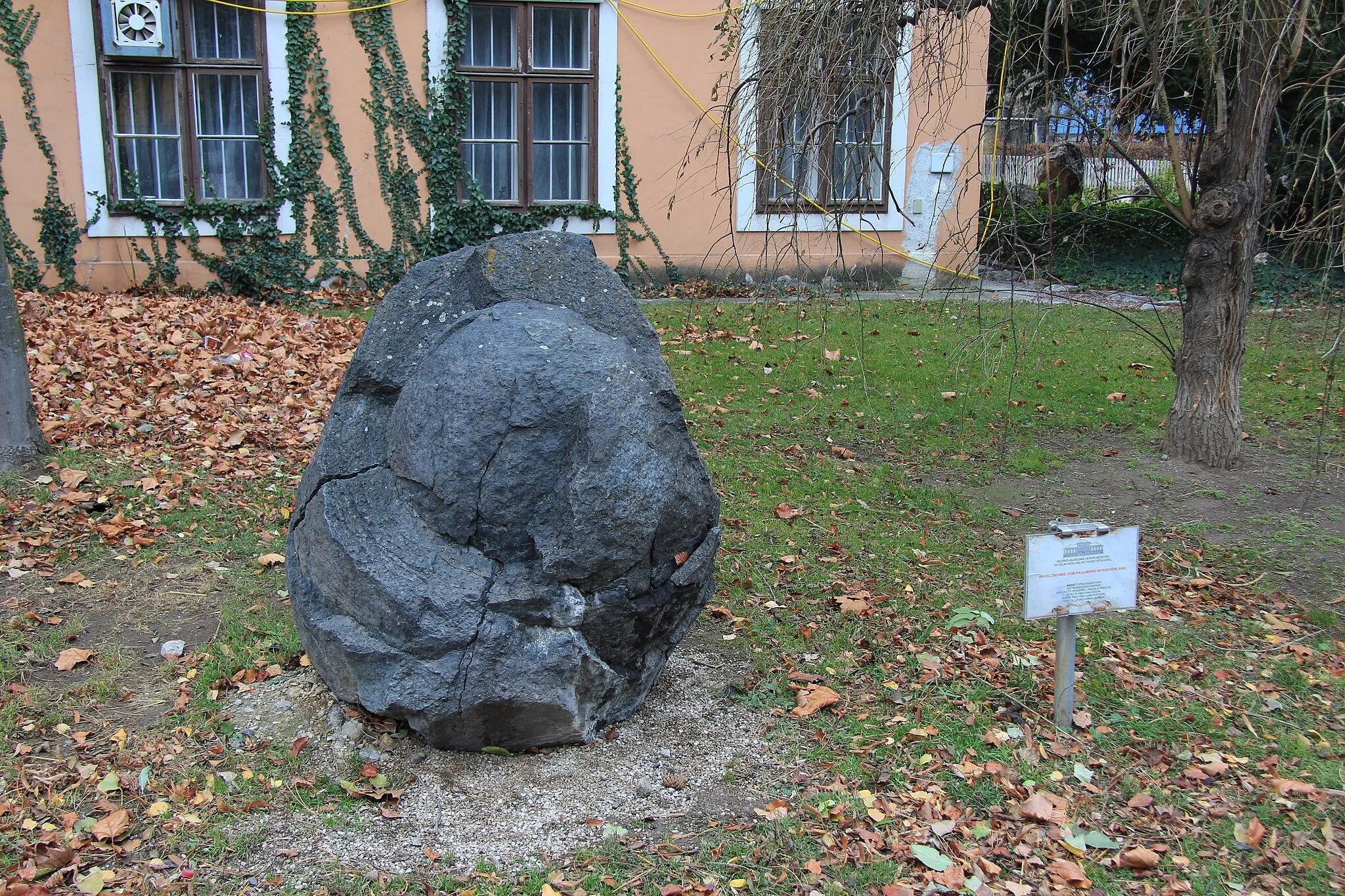 Photo showing: Volcanic bomb of basalt from Pauliberg extinct volcano in the Burgenland area of Austria. The lava bomb is displayed in the grounds of the museum at Mödling, Austria.