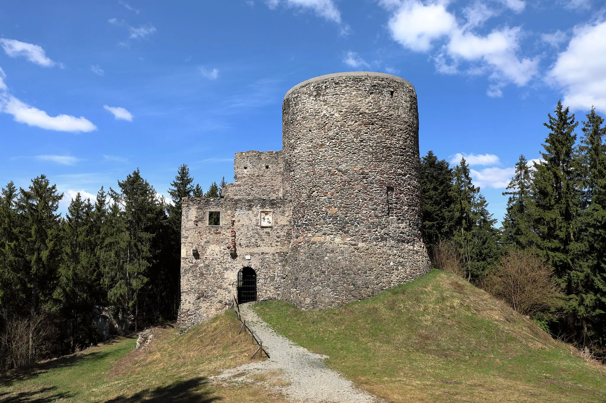 Photo showing: South view of the Ziegersberg castle ruins in Zöbern, Lower Austria.