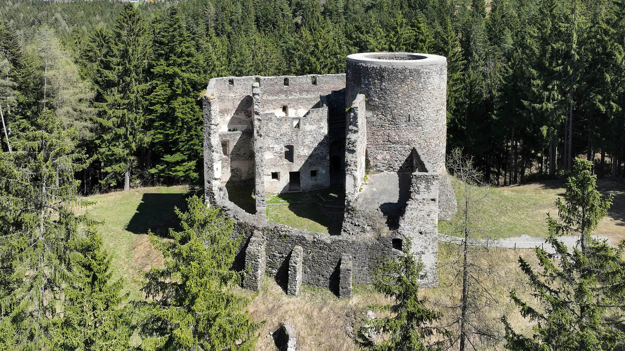 Photo showing: West view of the Ziegersberg castle ruins in Zöbern, Lower Austria.