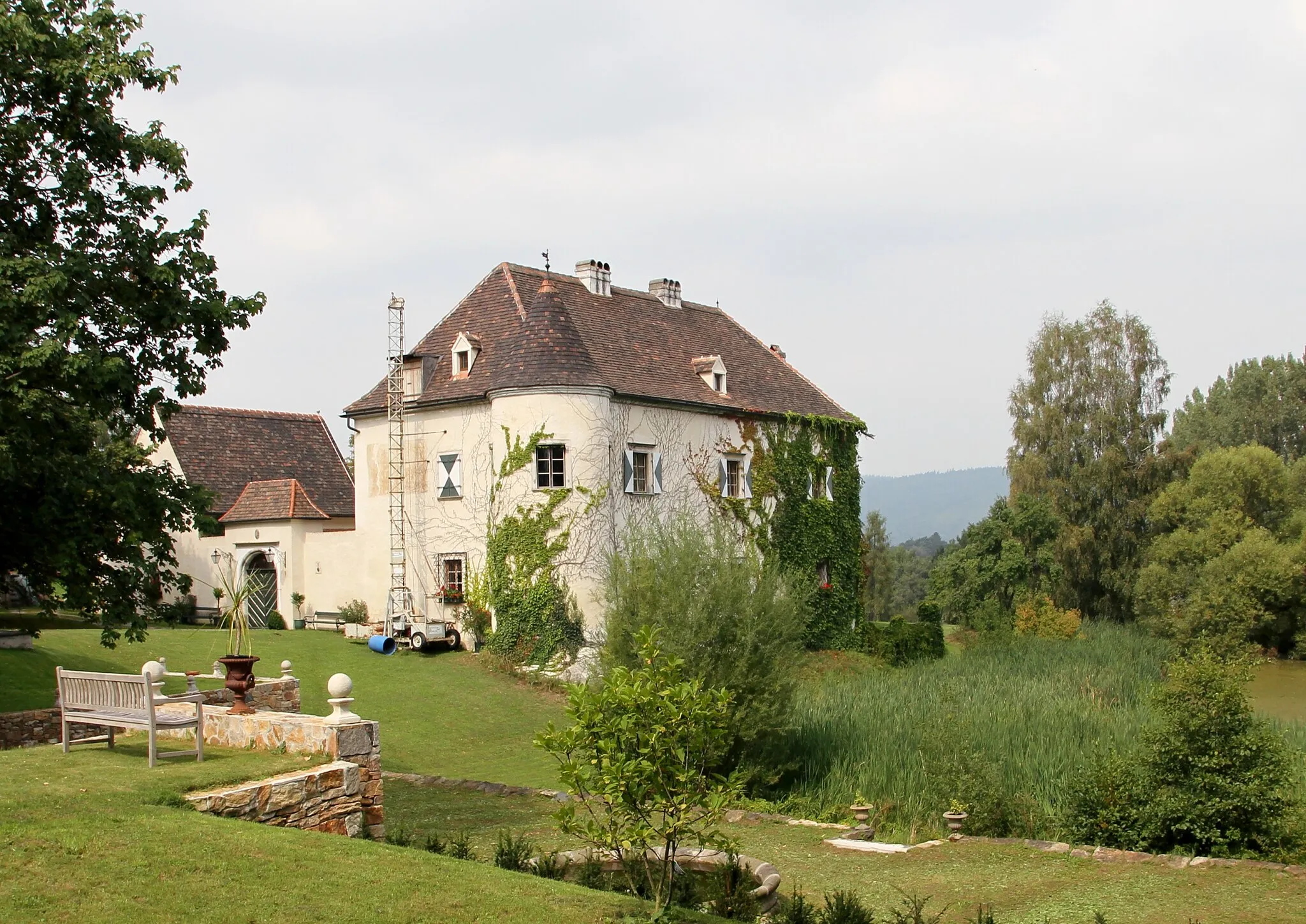 Photo showing: Schloss Grabenhof in Gansbach, ein Ortsteil der niederösterreichischen Gemeinde Dunkelsteinerwald. Ein zweigeschossiger Bau mit Kernsubstanz aus dem 15./16. Jahrhundert. Ab 1490 als "Grabenhof" bezeichnet mit häufig wechslende Besitzer; seit 1969 in Privatbesitz.