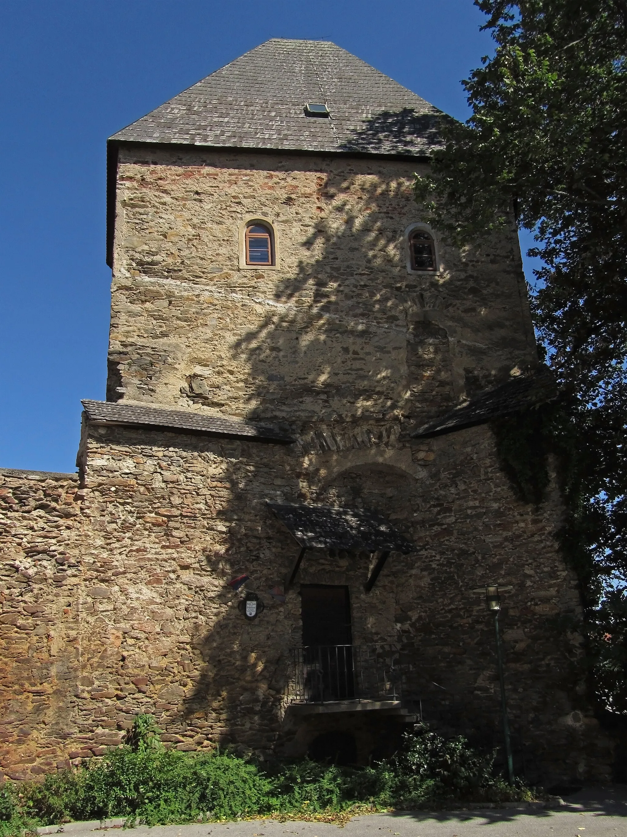 Photo showing: Teile der mittelalterlichen Stadtbefestigung mit Schulturm. (GstNr. 197)