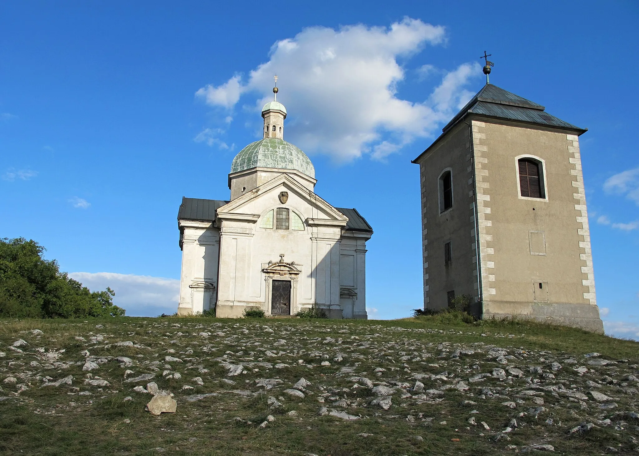 Photo showing: The top of Svatý kopeček is dominated with St. Sebastian pilgrimage church, MIkulov in Břeclav District