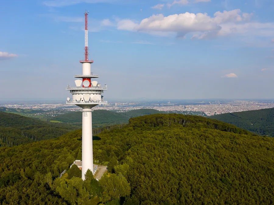 Photo showing: Der Sendeturm Exelberg, im Hintergrund die Stadt Wien - Luftbild