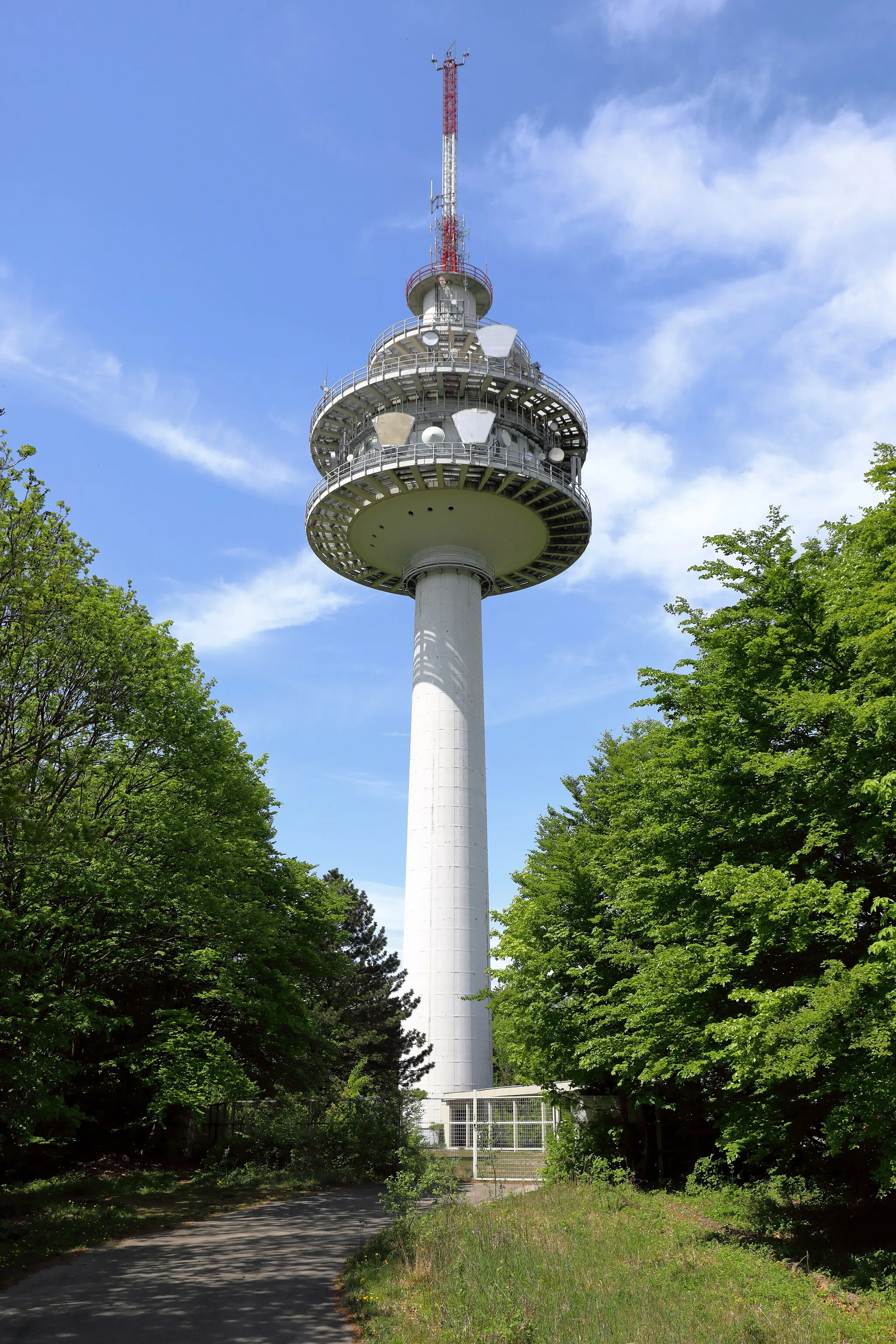 Photo showing: Südostansicht des Sende- und Richtfunkturmes am Exelberg in der niederösterreichischen Stadtgemeinde Klosterneuburg. Der 109m hohe Turm ist baugleich mit dem Richtfunkturm Ansfelden und Roßbrand und ging 1979 in Betrieb.