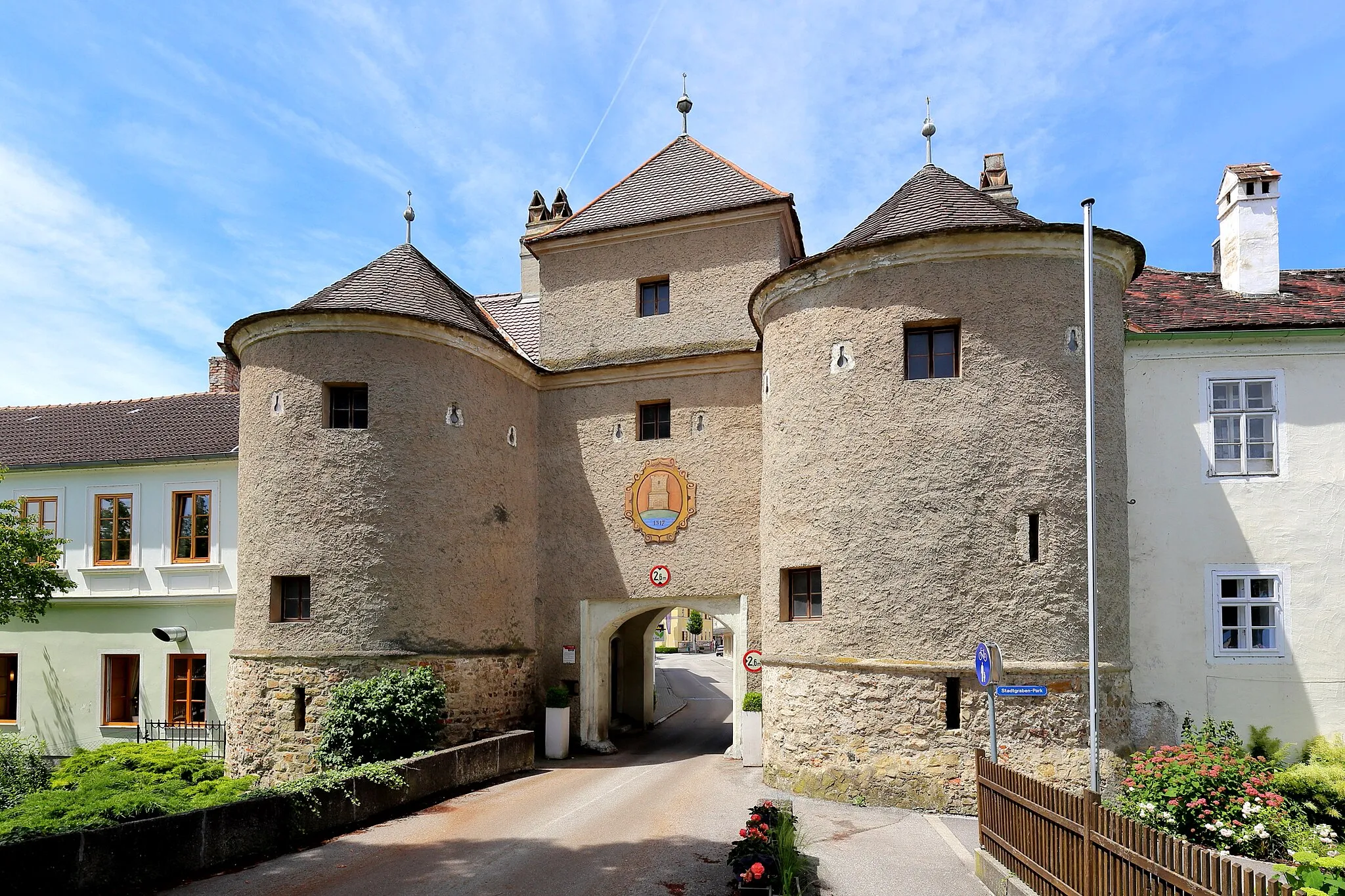 Photo showing: Außen- bzw. Ostansicht des Römertores, auch Wiener Tor bezeichnet, in der niederösterreichischen Stadt Traismauer. Ursprünglich war es die Porta principalis dextra (rechtes Haupttor) des römischen Kastells. Der Dachaufbau und die Torhalle sind aus der Gotik. Das imposante Bauwerk aus der Römerzeit mit den beiden Hufeisentürmen ist auch das Wahrzeichen der Stadt.