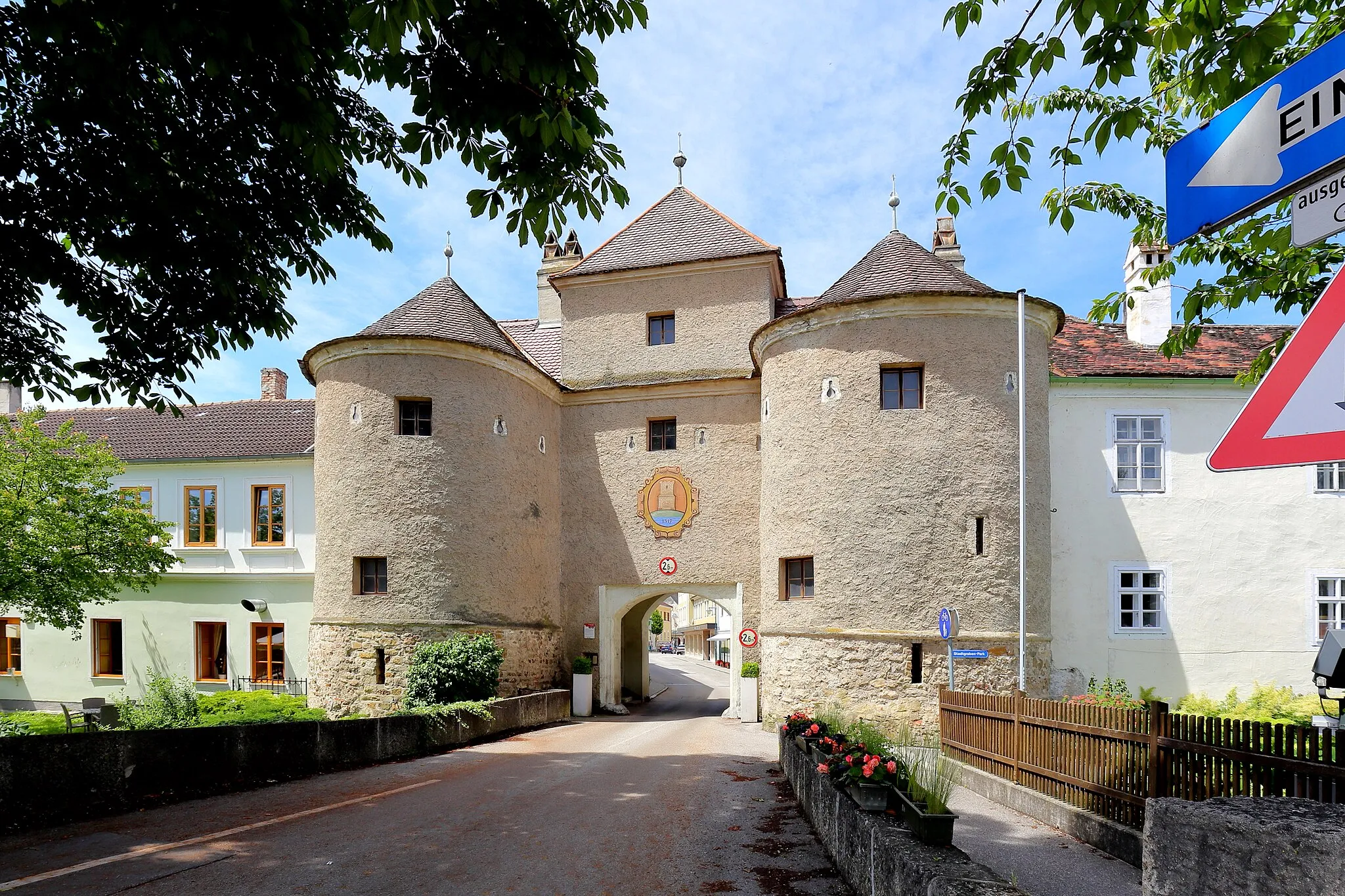 Photo showing: Außen- bzw. Ostansicht des Römertores, auch Wiener Tor bezeichnet, in der niederösterreichischen Stadt Traismauer. Ursprünglich war es die Porta principalis dextra (rechtes Haupttor) des römischen Kastells. Der Dachaufbau und die Torhalle sind aus der Gotik. Das imposante Bauwerk aus der Römerzeit mit den beiden Hufeisentürmen ist auch das Wahrzeichen der Stadt.