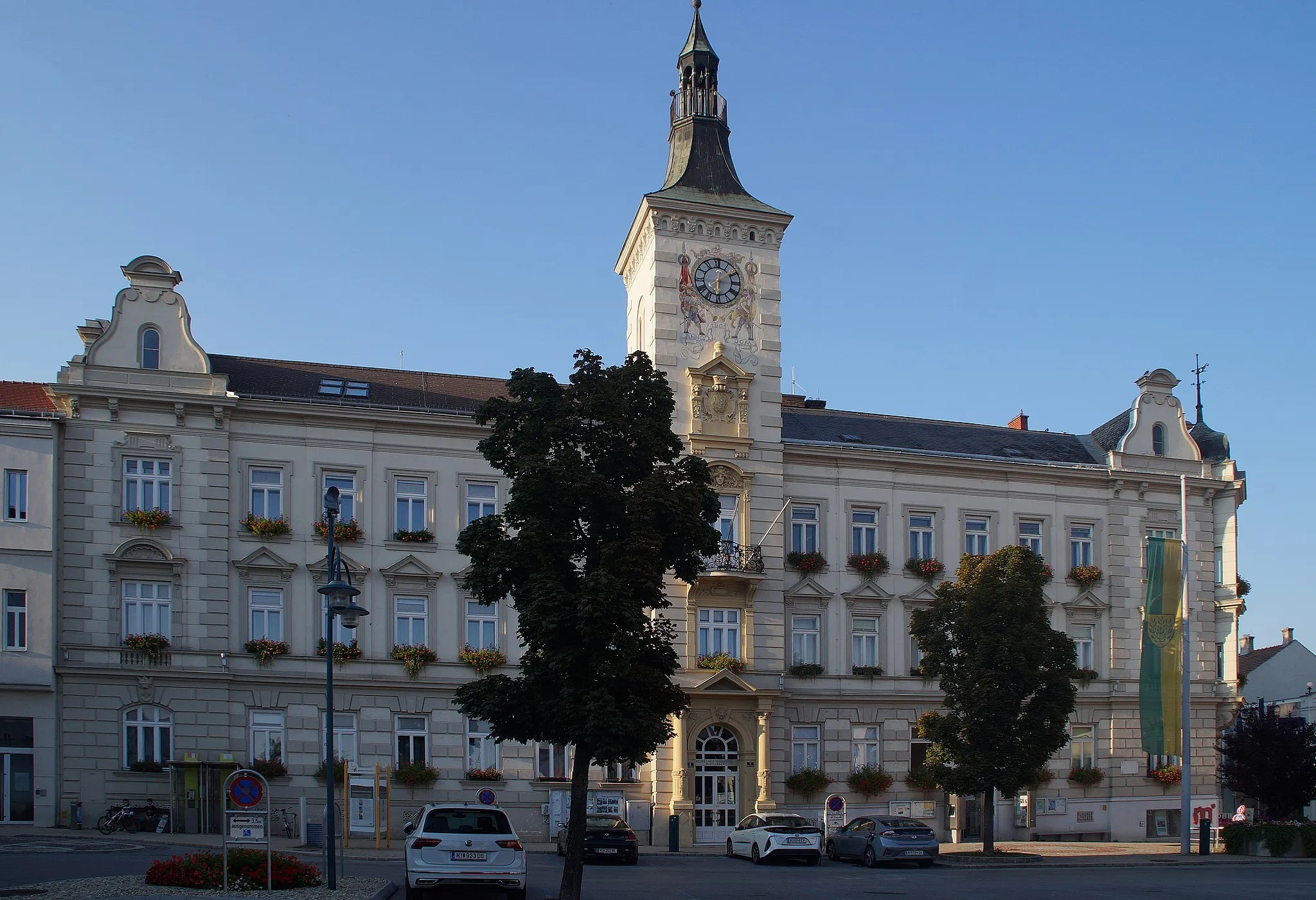 Photo showing: Bezirkshauptmannschaft und Rathaus von Mistelbach, Niederösterreich, Österreich