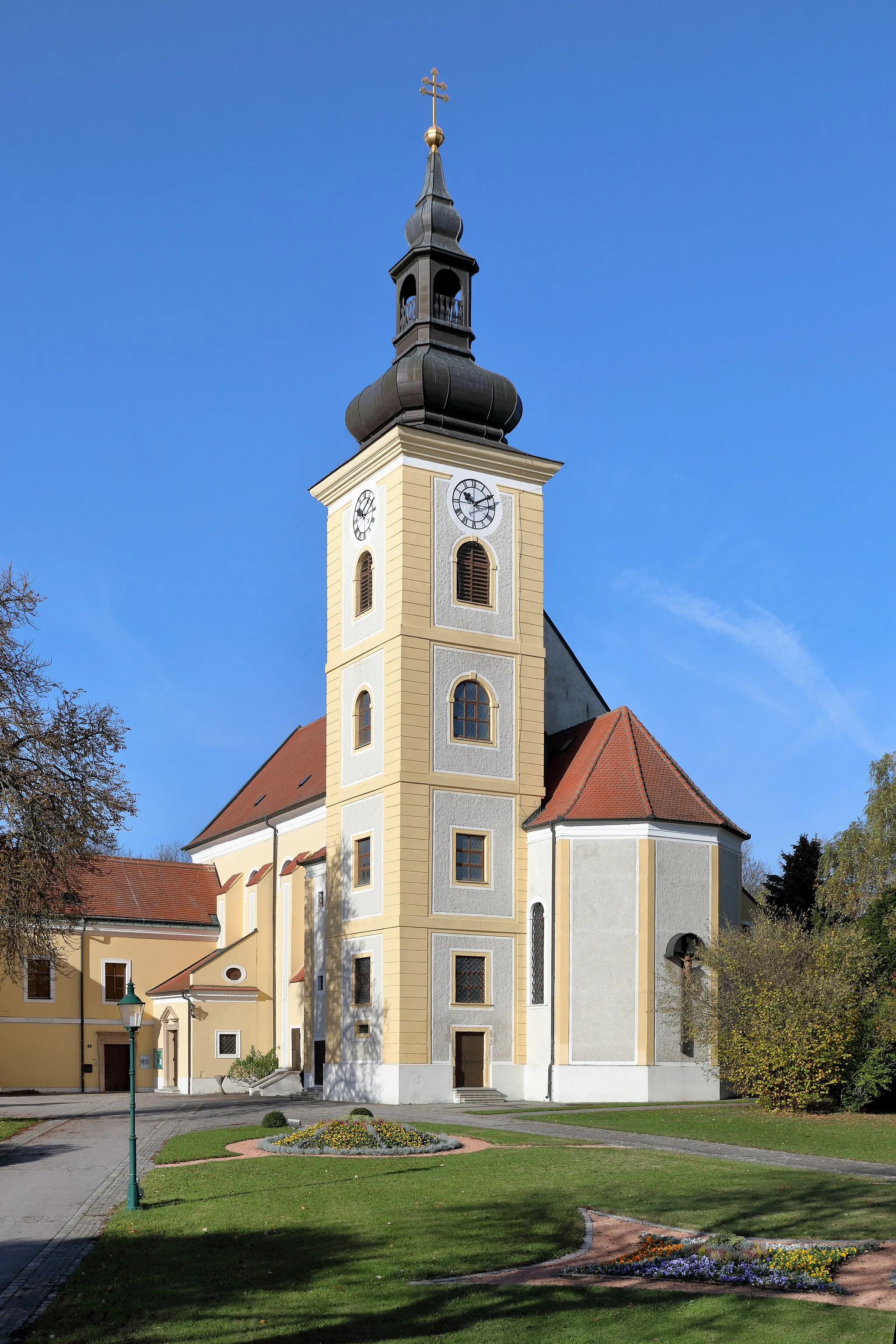 Photo showing: East-southeast view of the parish church in Weikendorf.