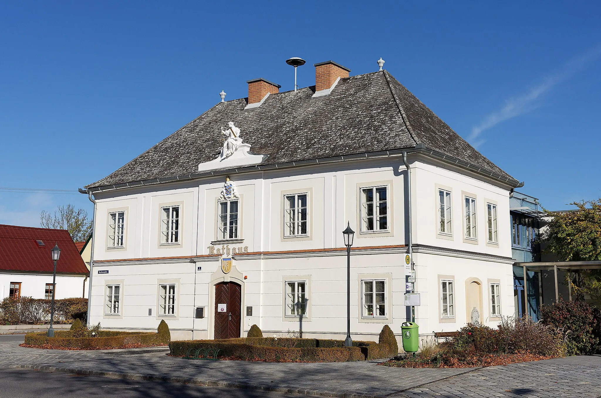 Photo showing: Town hall at Weikendorf, Lower Austria, Austria