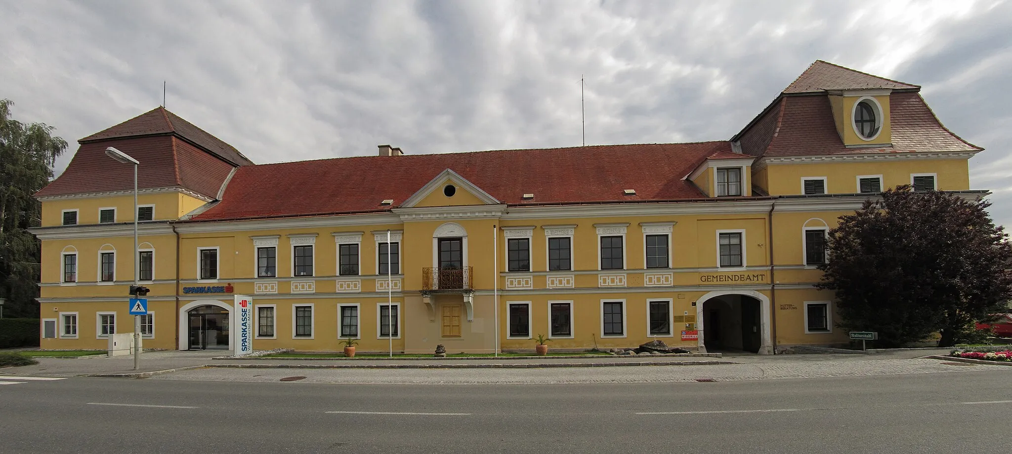 Photo showing: Das Schloss in Göpfritz an der Wild ist ein langgestrecktes, zweigeschoßiges Barockschloss mit Satteldach und wuchtigen, dreigeschoßigen Ecktrakten mit hohen Mansardendächern, schmalem Mittelrisalit mit Zwerchgiebel und frühhistoristischer Fassadengliederung, das in seiner heutigen Form gegen Ende des 18. Jahrhunderts erbaut wurde. Die erste urkundliche Erwähnung geht laut Dehio auf das Jahr 1454 zurück, nach anderen Quellen auf 1303.