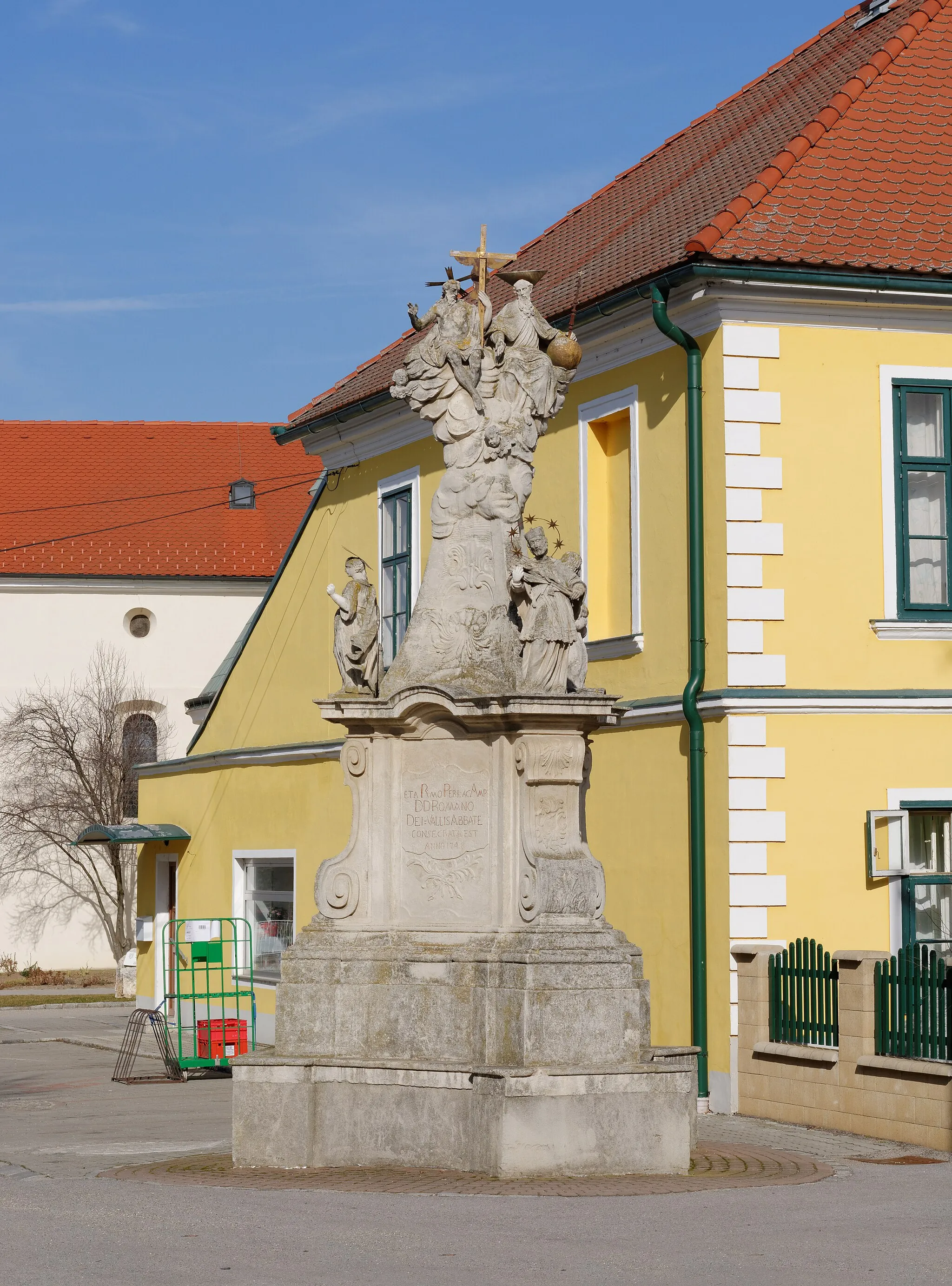 Photo showing: Plague and Holy trinity column at Wulzeshofen, Municipality Laa an der Thaya, Lower Austria, Austria