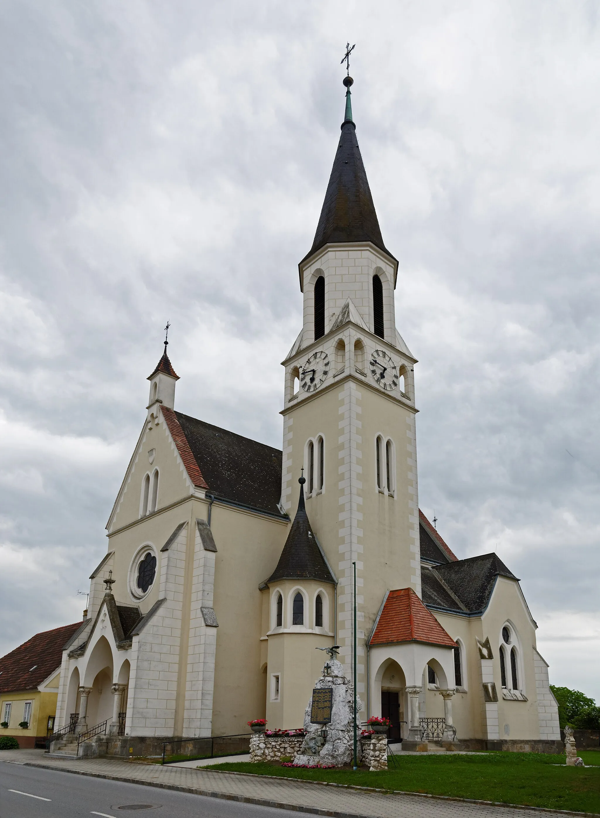 Photo showing: Catholic parish church at Dobermannsdorf, Municipality Palterndorf-Dobermannsdorf, Lower Austria, Austria