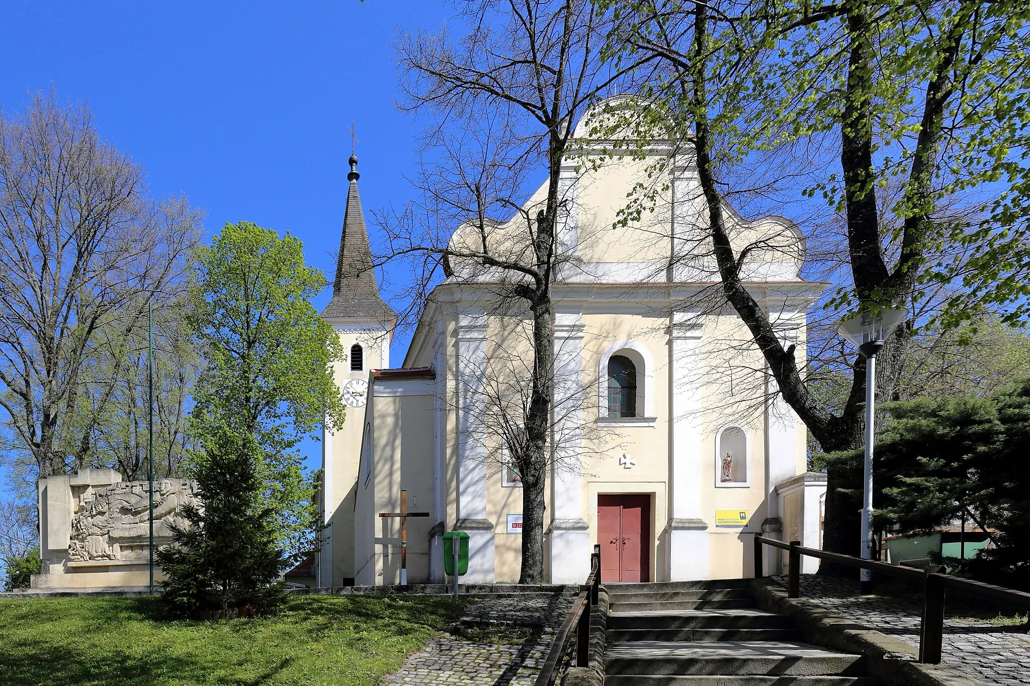 Photo showing: Westansicht der römisch-katholischen Pfarrkirche hll. Petrus und Paulus der niederösterreichischen Marktgemeinde Neusiedl an der Zaya. Die Kirche hat einen gotischen Baukern und wurde 1740 errichtet. Im Jahr 1844 wurde die Kirche erweitert und umgebaut.