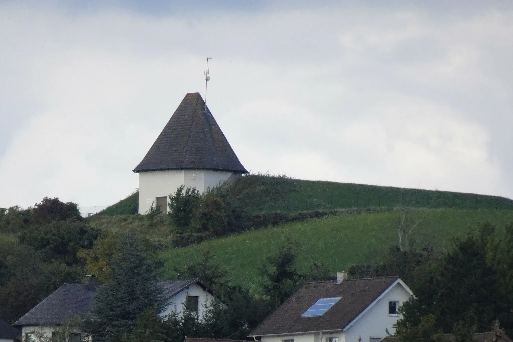 Photo showing: Wasserhochbehälter in Unterolberndorf

Diese Datei wurde im Rahmen von WikiDaheim 2022 in Österreich erstellt und hochgeladen. Sie wurde dem allgemeinen Themenbereich zugeordnet.