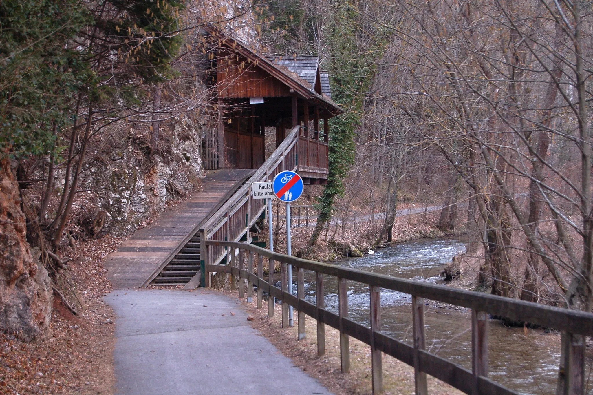 Photo showing: A passage of the Biedermeier-Radweg that was difficult to cross, so this bridge was attached to the rock wall. Piesting valley, Waidmannsfeld, Lower Austria.