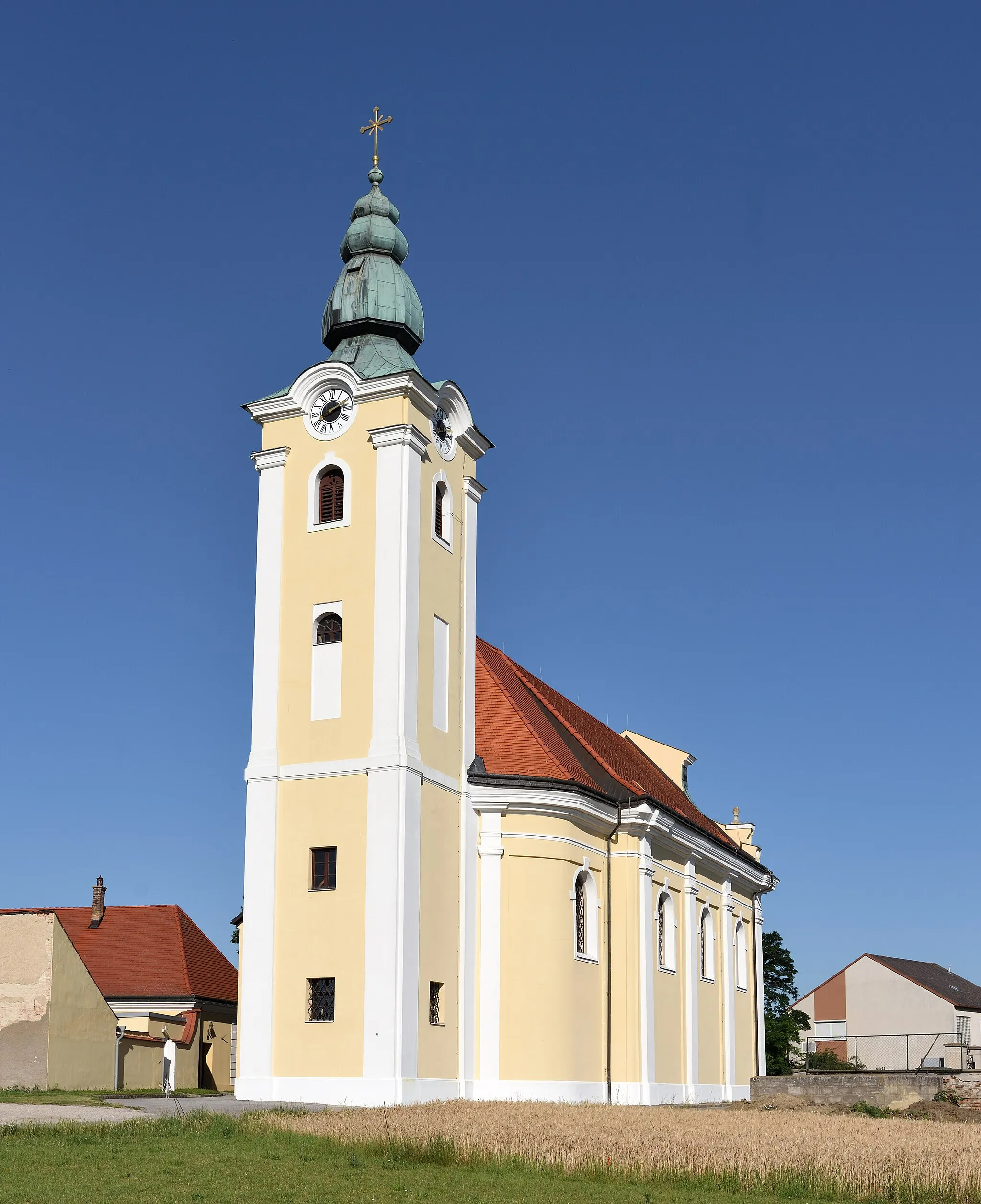 Photo showing: Parish church at Großinzersdorf, municipality Zistersdorf, Lower Austria, Austria