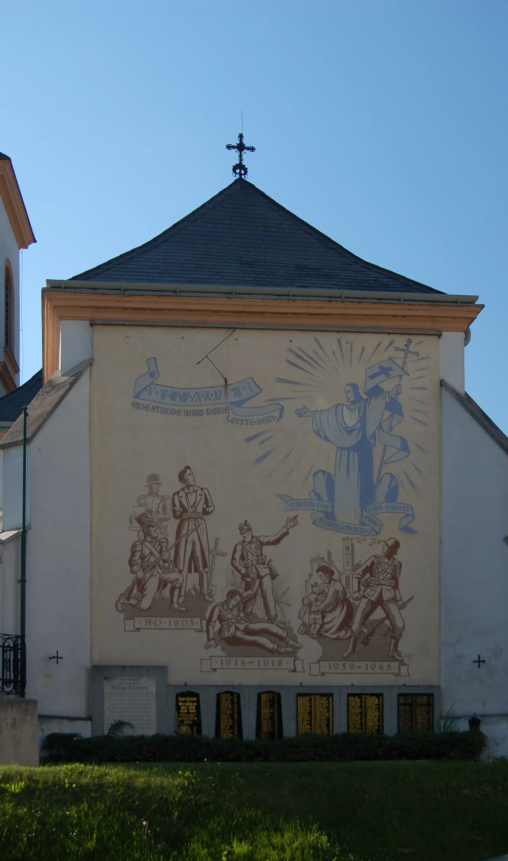 Photo showing: The parish church St. Vitus in St. Veit an der Triesting, in Berndorf, Lower Austria is a cultural heritage monument. On the east face, a war memorial created by Franz Bilko (Sgraffito).