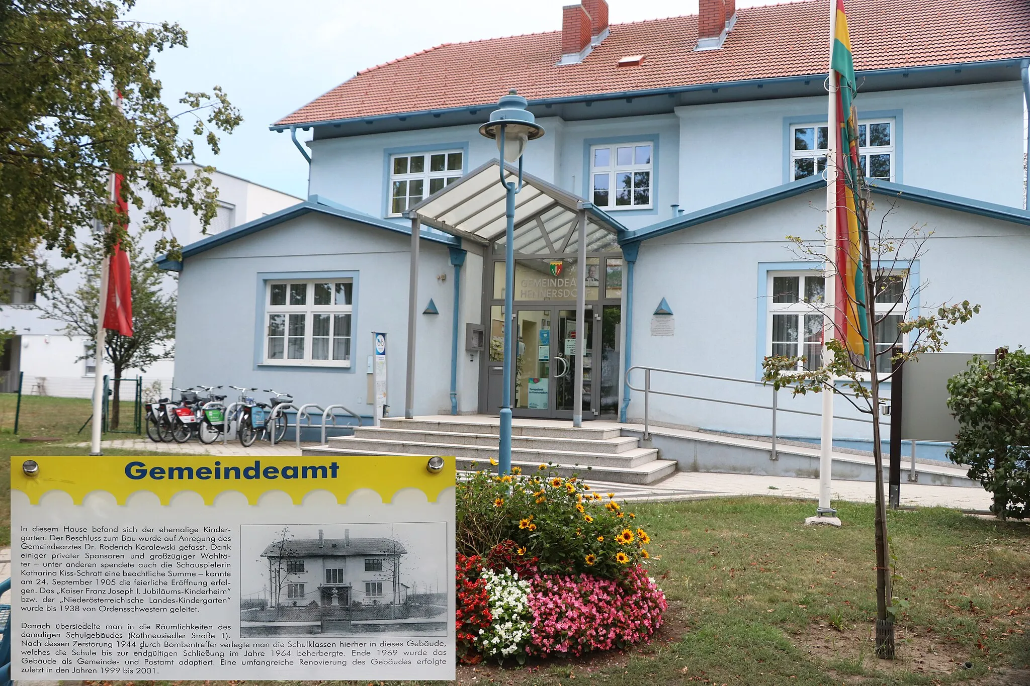 Photo showing: Zeigt das Gemeindeamt mit eingeblendeter Hinweistafel, die vor dem Gemeindeamt steht.