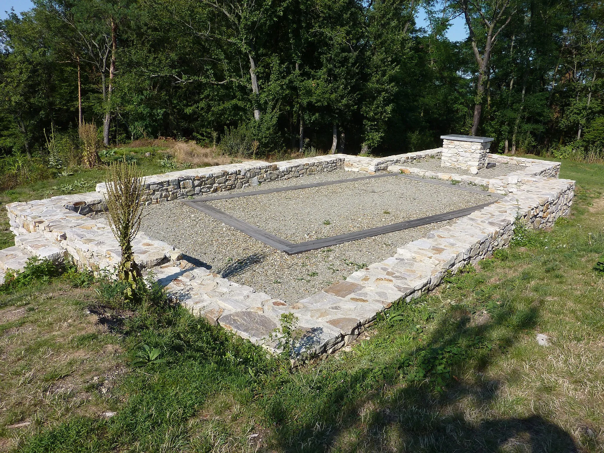 Photo showing: Ausgrabung / Rekonstruktion der „Georgskirche“ am Predigtstuhl südlich des Stiftes Göttweig, Niederösterreich

This media shows the protected monument with the number 55861 in Austria. (Commons, de, Wikidata)