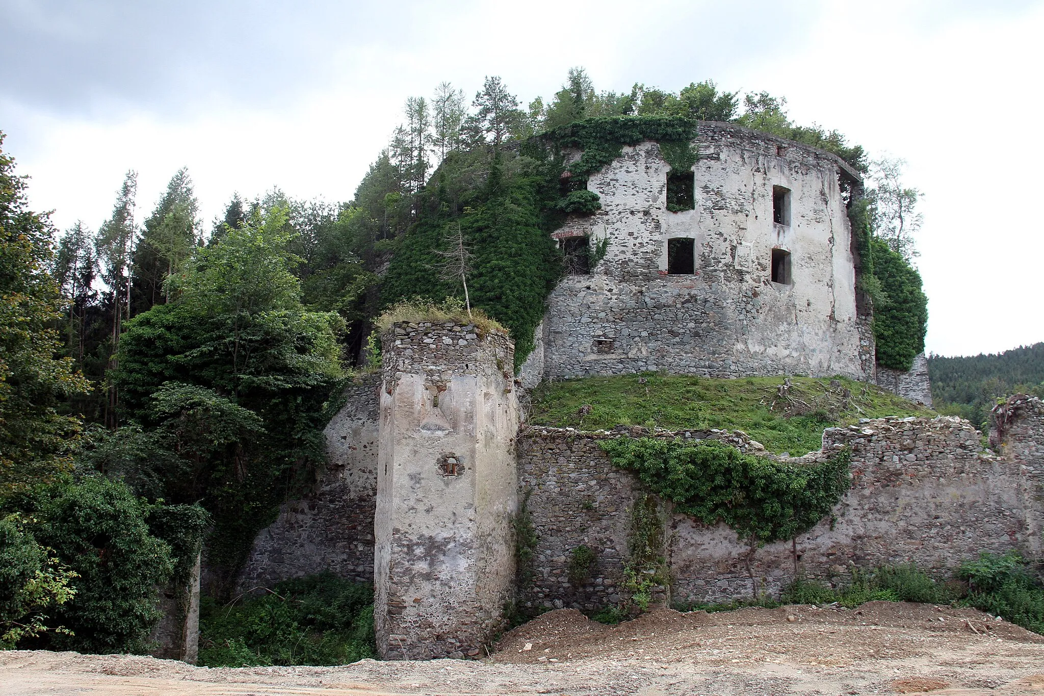 Photo showing: Municipality Hollenthon in Lower Austria. – The photo shows the ruin of Stickelberg castle (view from northeast).