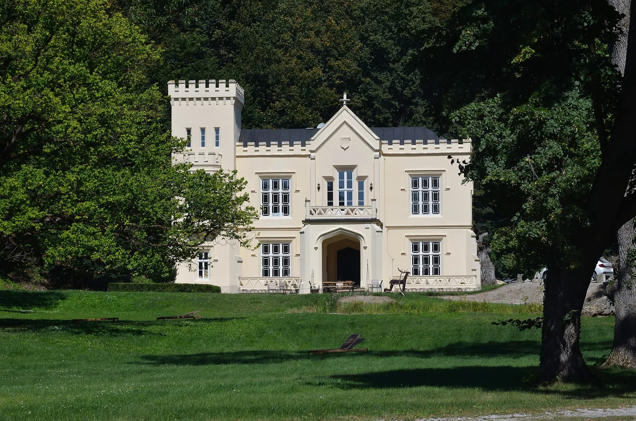 Photo showing: The ruins and palace of Merkenstein in Gainfarn, municipality of Bad Vöslau, Lower Austria, is protected as a cultural heritage monument.