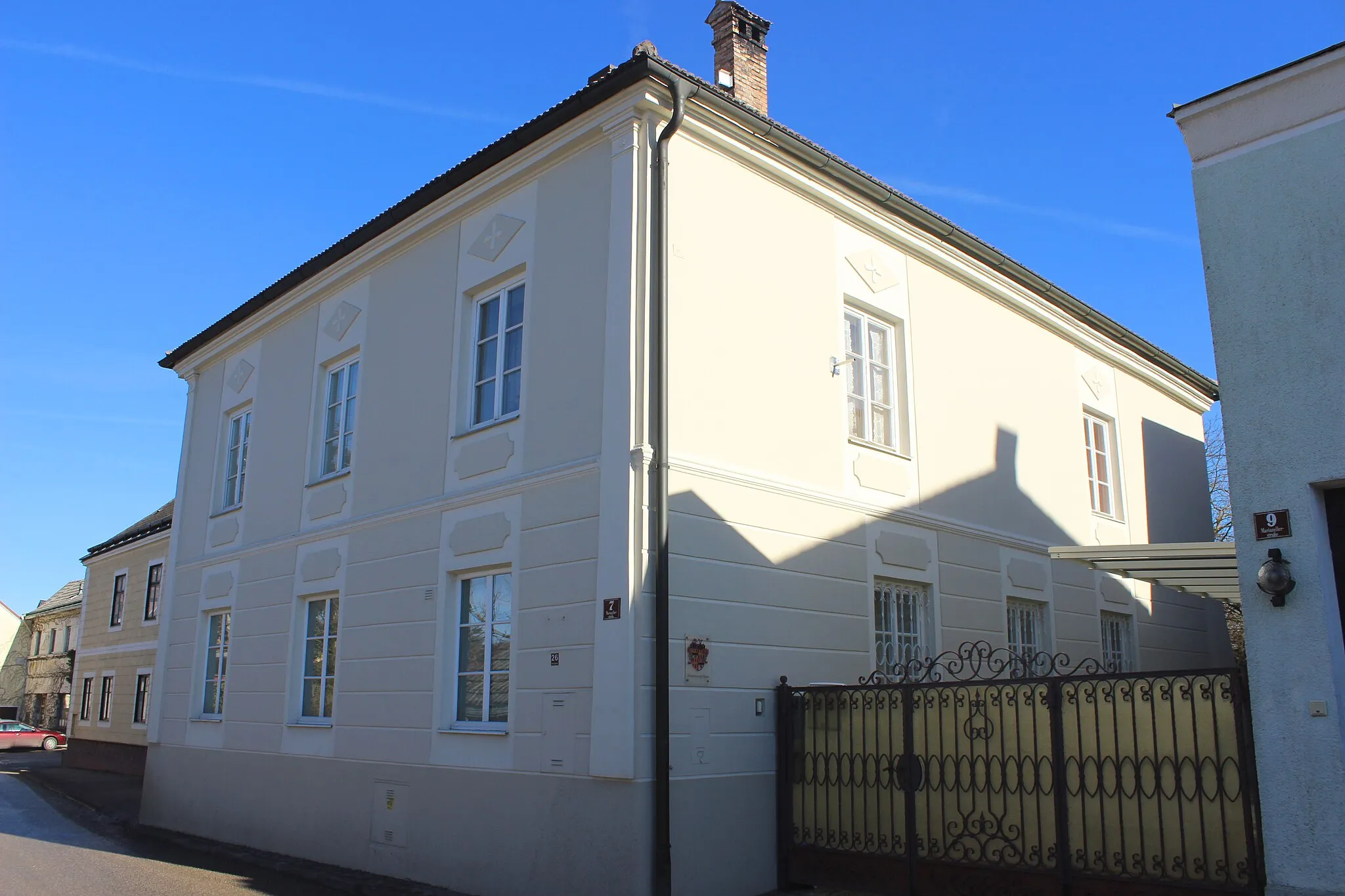 Photo showing: Raß´sches Schulstiftungshaus in Purgstall an der Erlauf. Im Jahre 1875 stiftete Fritz Raß Haus und Garten für Schulzwecke, das Haus diente bis 1908 als Schule.