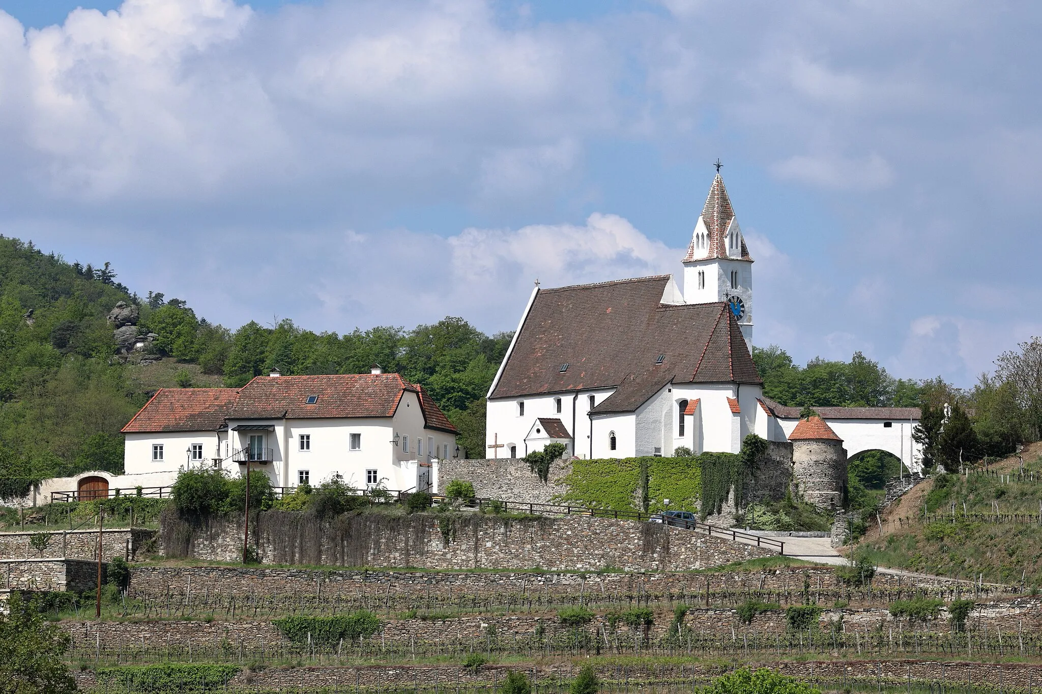 Photo showing: Ostsüdostansicht der röm.-kath. Pfarrkirche hl. Andreas in der niederösterreichischen Marktgemeinde Senftenberg. Die mittelalterliche Wehrkirche entstand in mehreren Bauphasen zwischen dem 12. Jahrhundert und der ersten Hälfte des 16. Jahrhunderts. Der Pfarrhof ist tw. im Kern aus dem 16. Jahrhundert. Im 18. Jahrhundert, 1905 und 1966 wurde er umgebaut bzw. erweitert.