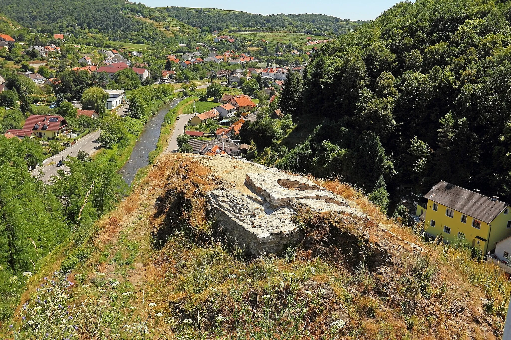Photo showing: Geringe Reste einer Ruine über dem Burgtal und dem Ort Imbach.