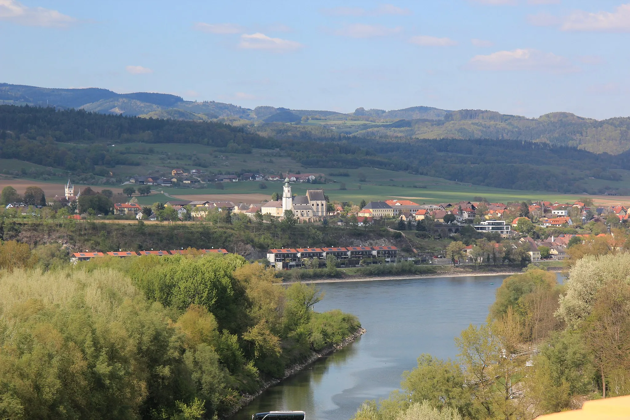 Photo showing: Blick auf die Donau mit Altarm, im Hintergrund Emmersdorf