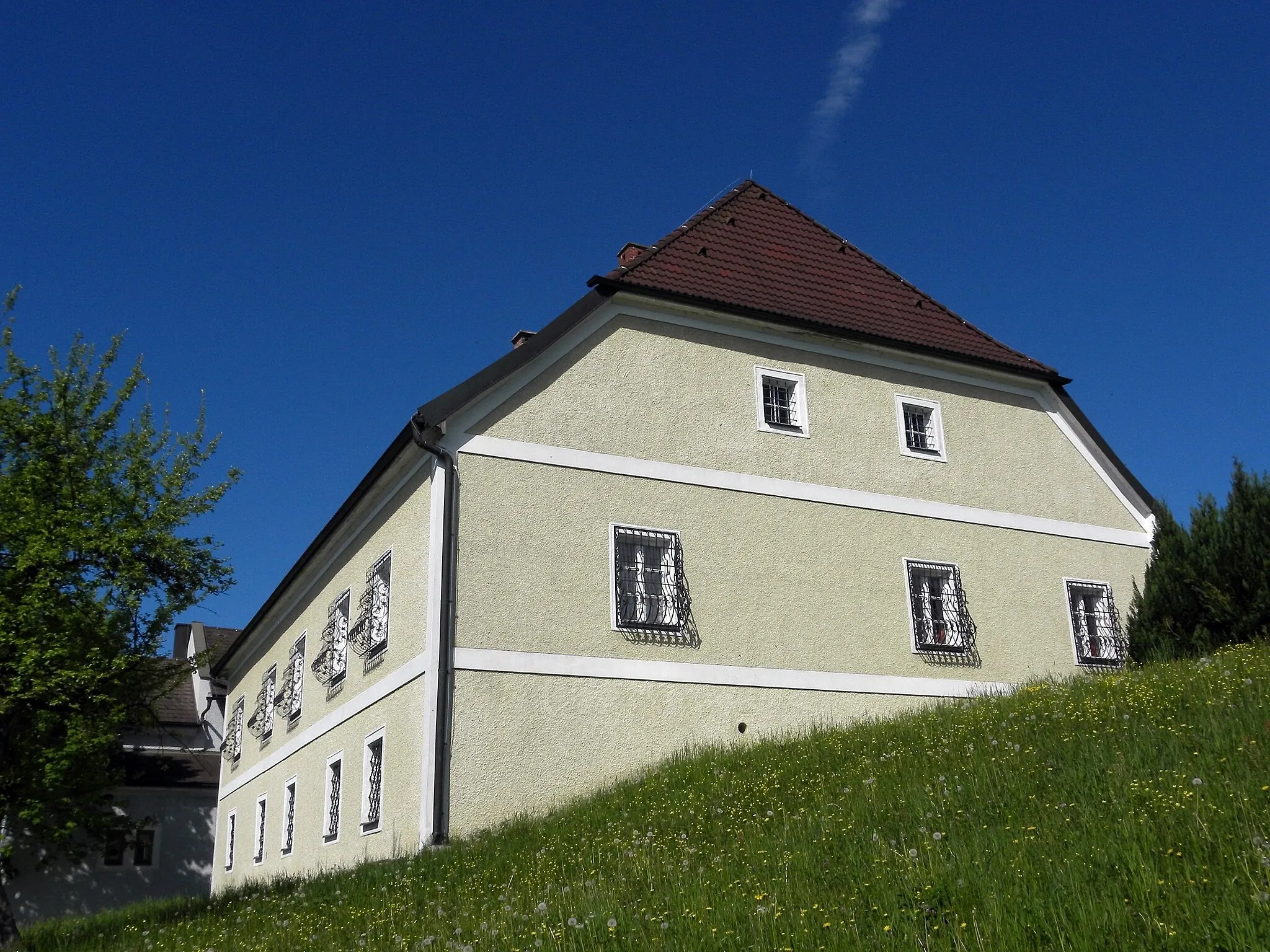 Photo showing: Der Pfarrhof in Windhag mit schmiedeeisernen Fenstergittern