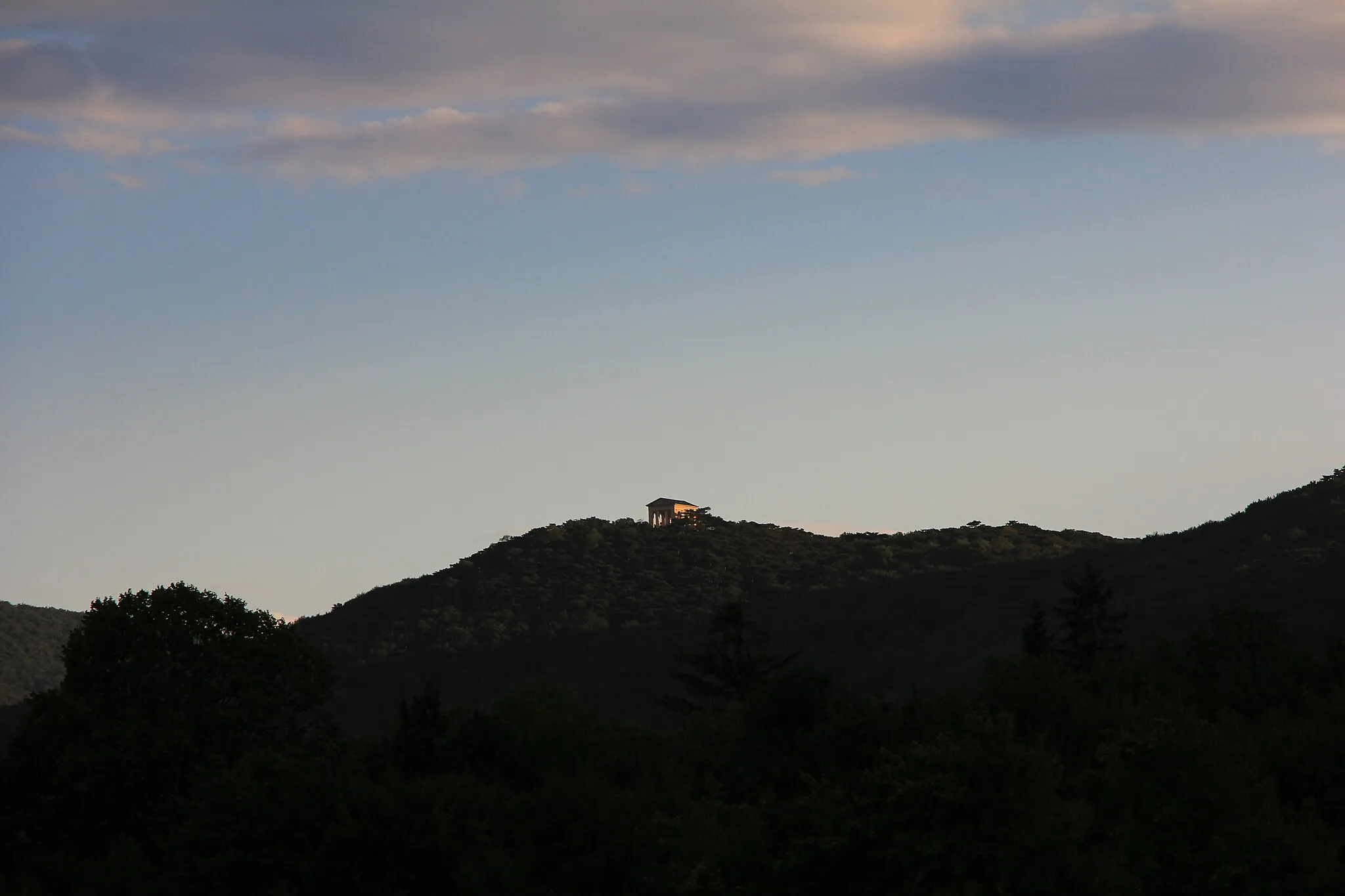 Photo showing: Blick vom Rauchkogel zum Husarentempel in der Abendsonne