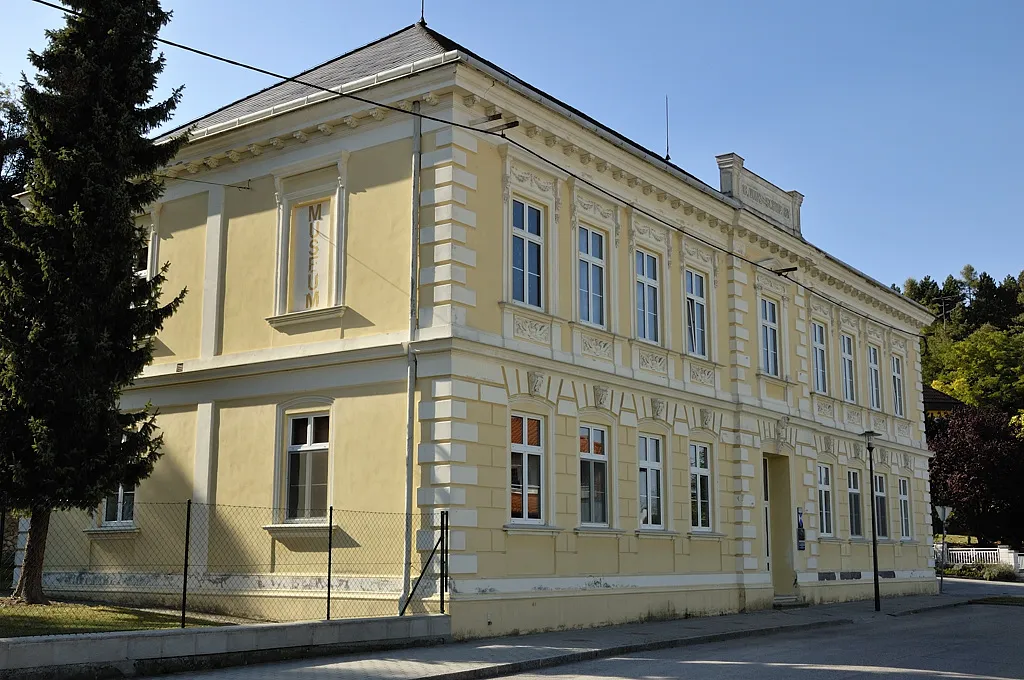 Photo showing: Volksschule und Museum