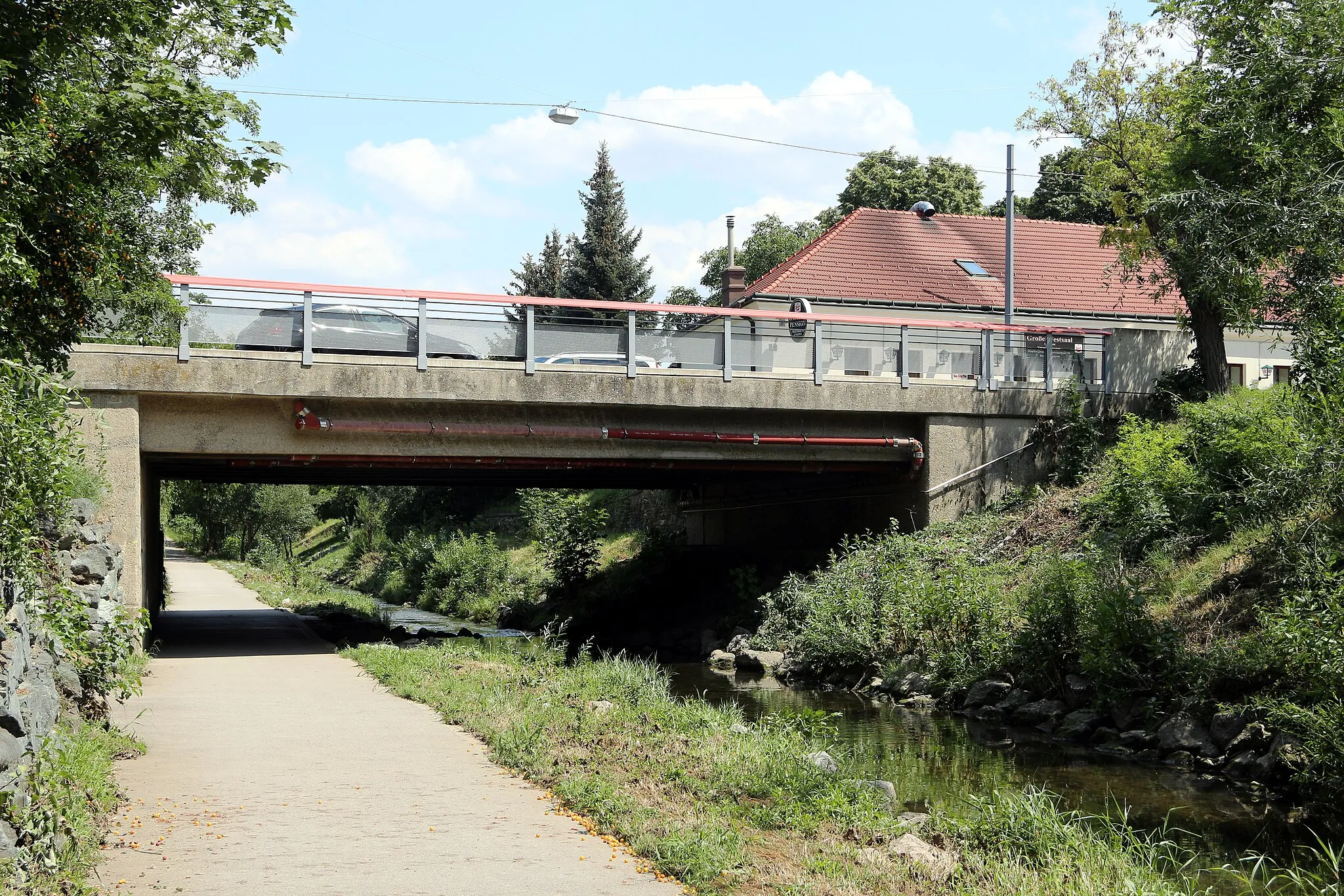 Photo showing: Die die Liesing überquerende Himberger Brücke in Rothneusiedl, Wien.