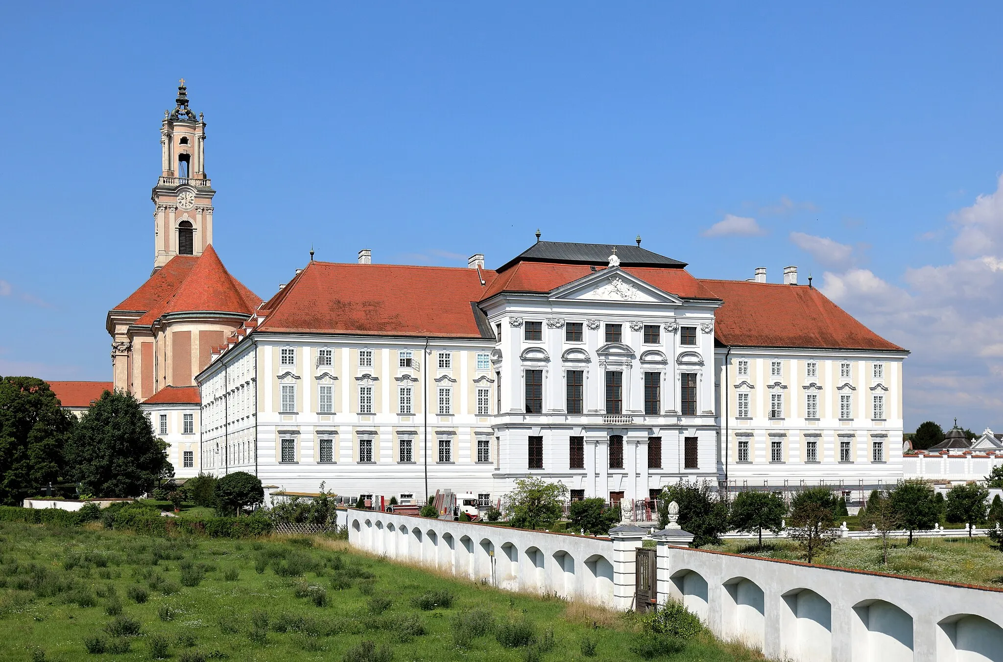 Photo showing: Ostansicht des Augustiner-Chorherrenstiftes in der niederösterreichischen Stadt Herzogenburg. Das Kloster wurde 1112 durch Ulrich I. von Passau in St. Georgen an der Traisen am Zusammenfluss der Traisen mit der Donau gegründet und 1244 nach Herzogenburg verlegt. In der ersten Hälfte des 18. Jahrhundert erfolgte ein weitgehender Neubau des Stiftes, inklusive der Kirche, und erhielt dabei im Wesentlichen sein heutiges Erscheinungsbild.